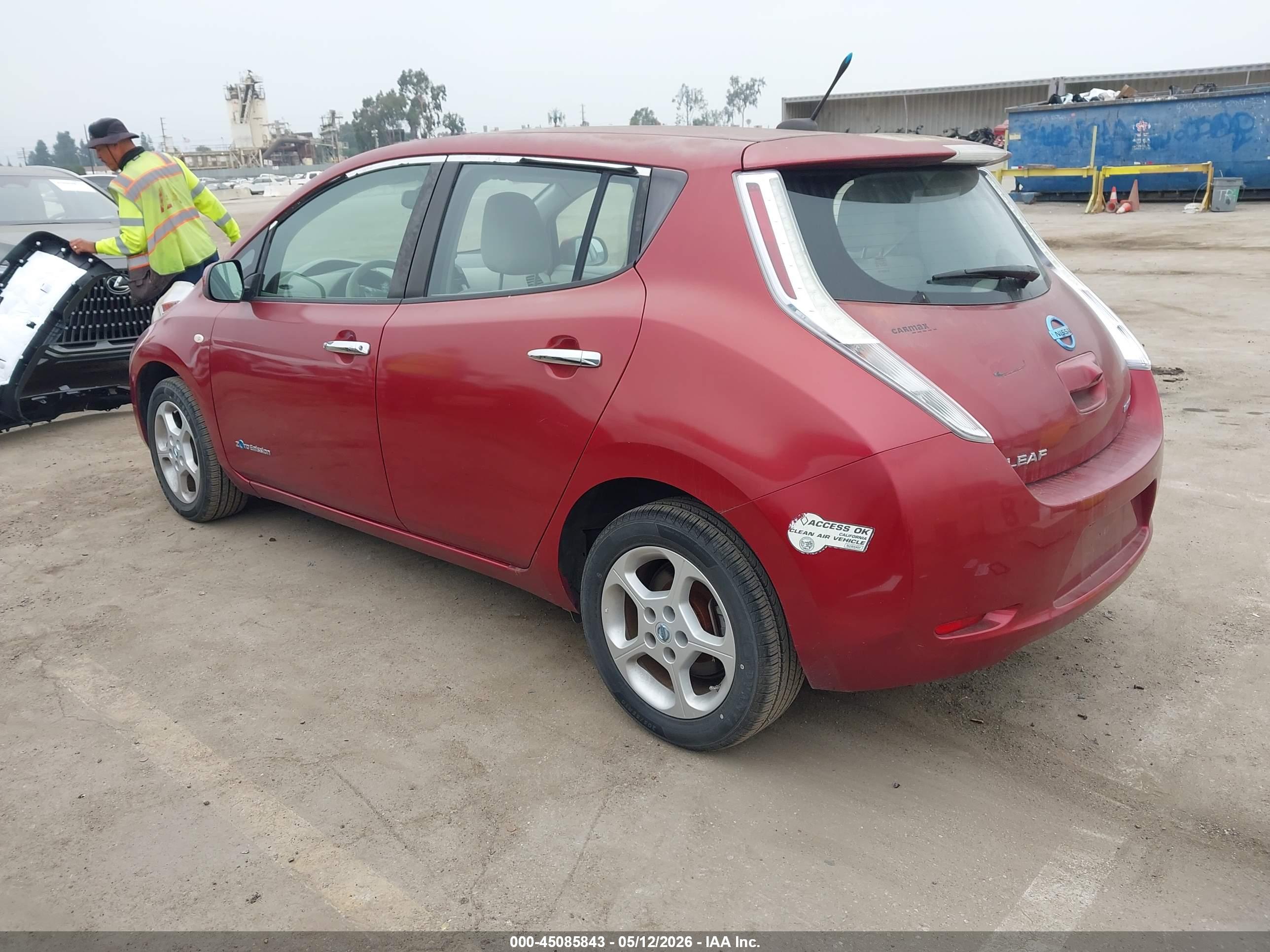NISSAN LEAF image 3