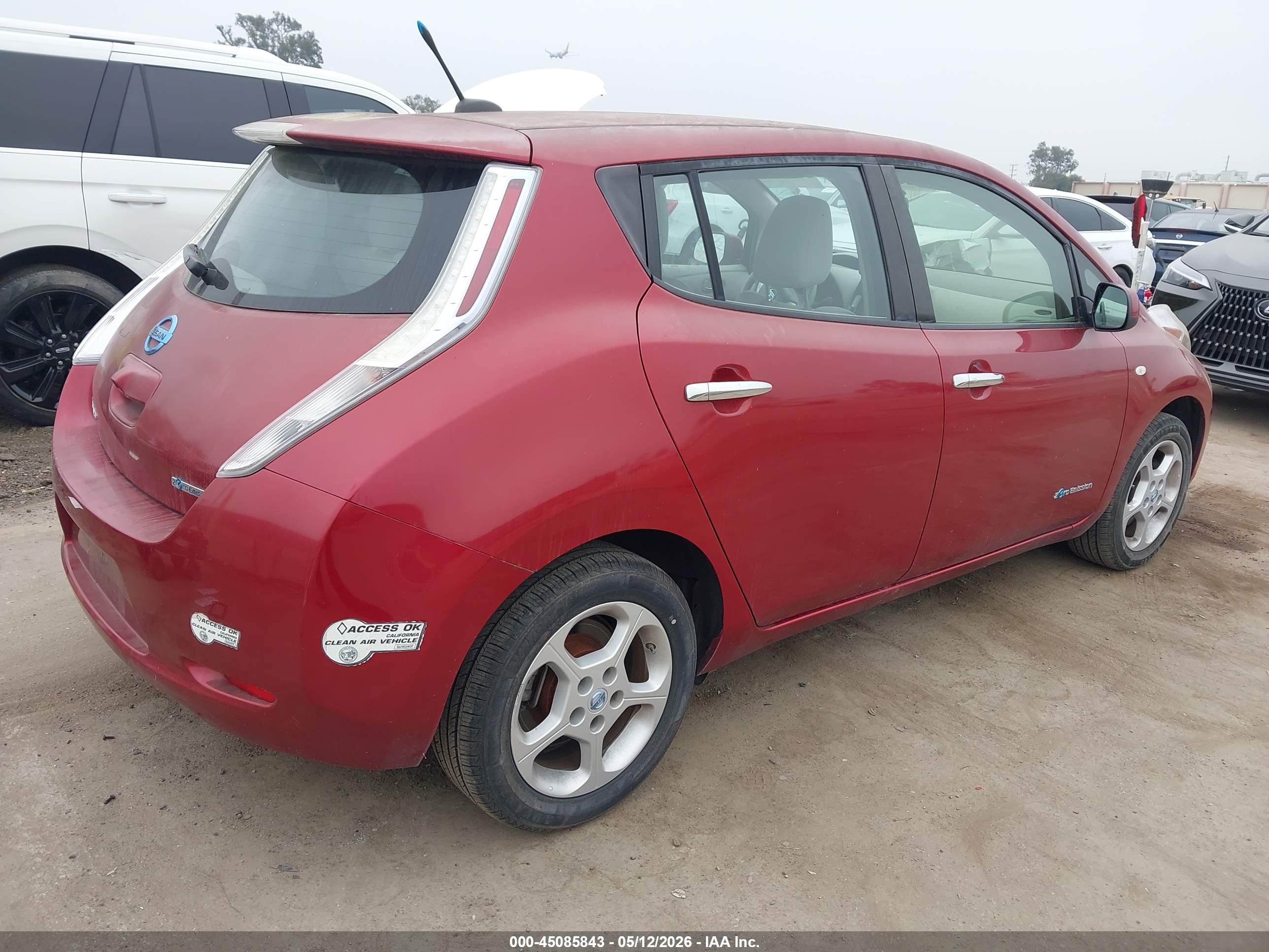 NISSAN LEAF image 4
