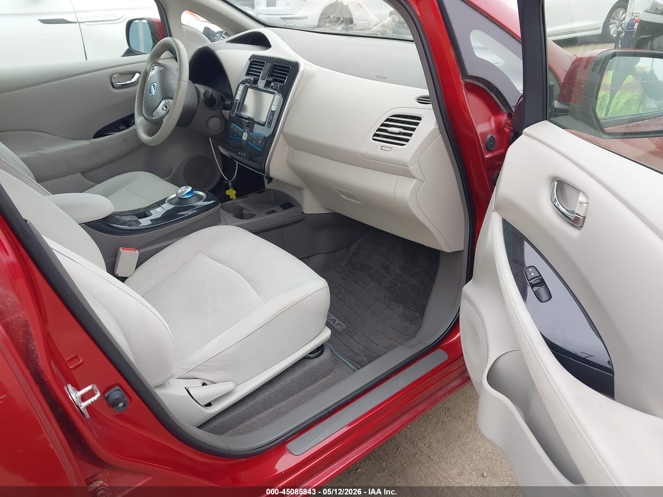 NISSAN LEAF image 5