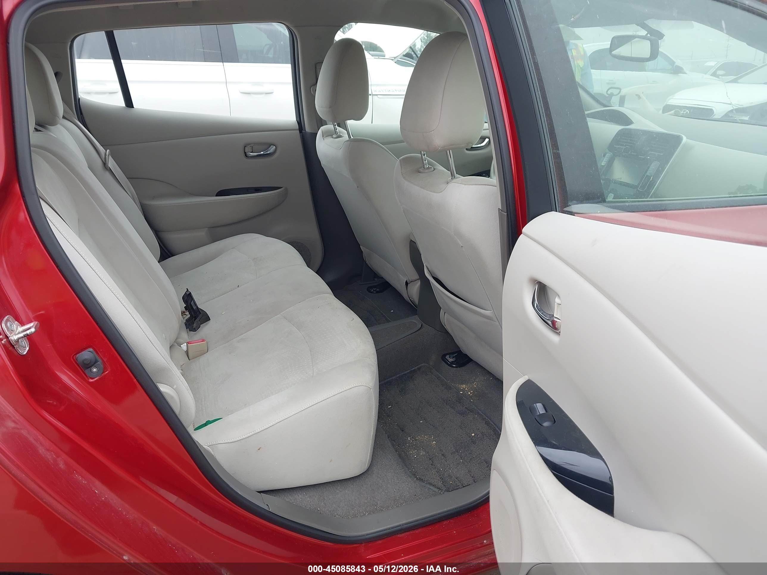 NISSAN LEAF image 8