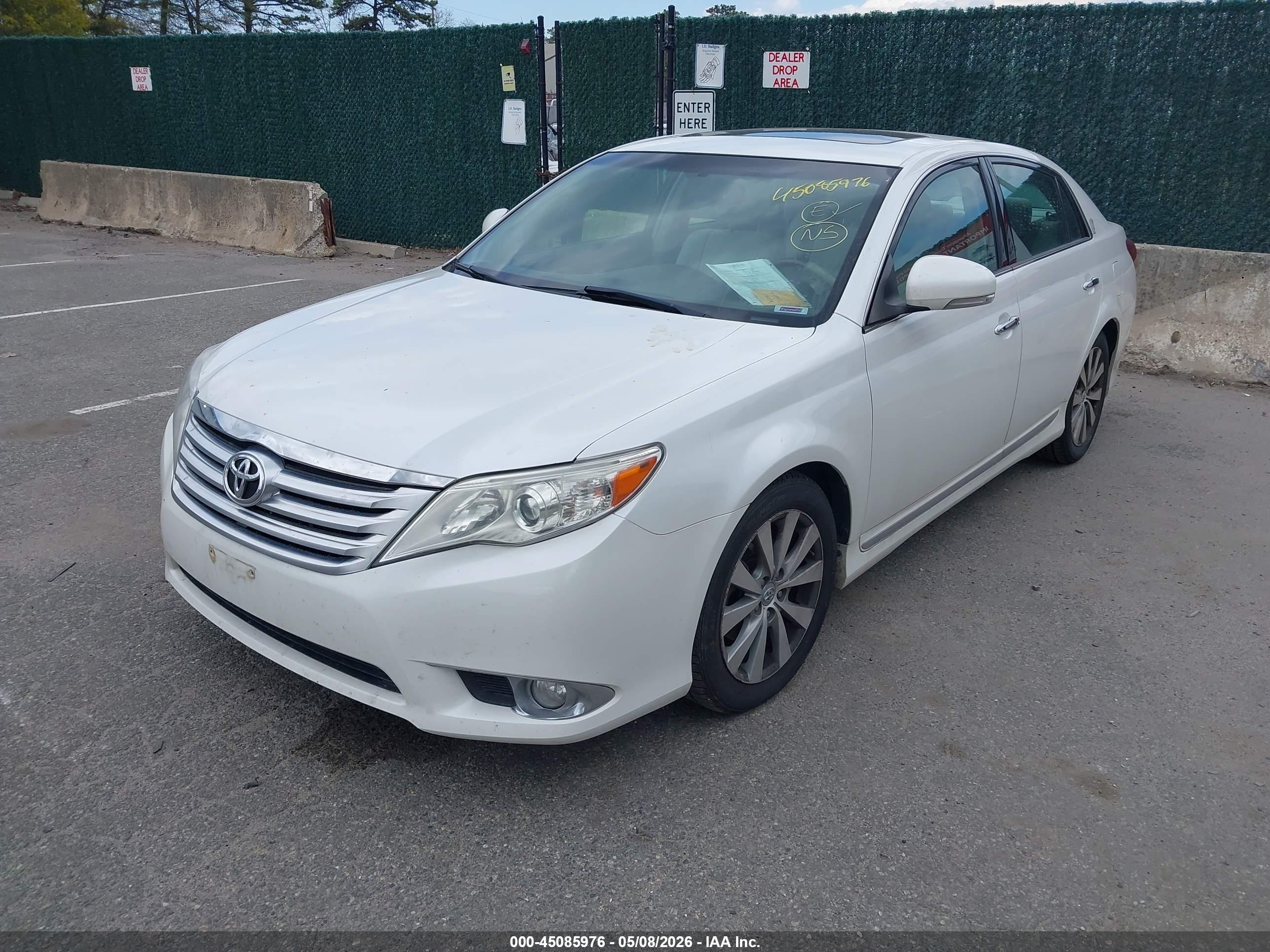 TOYOTA AVALON image 2