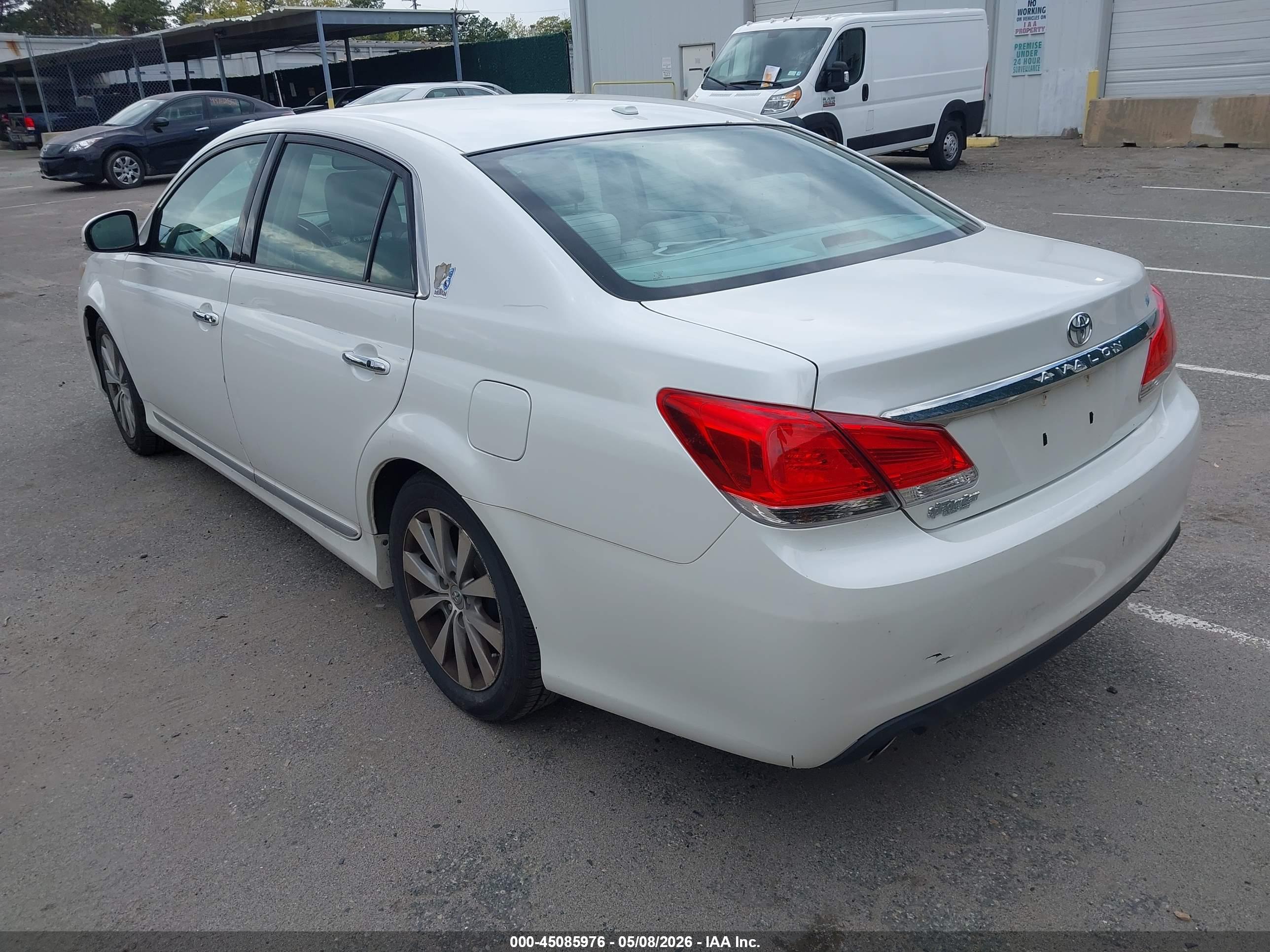 TOYOTA AVALON image 3