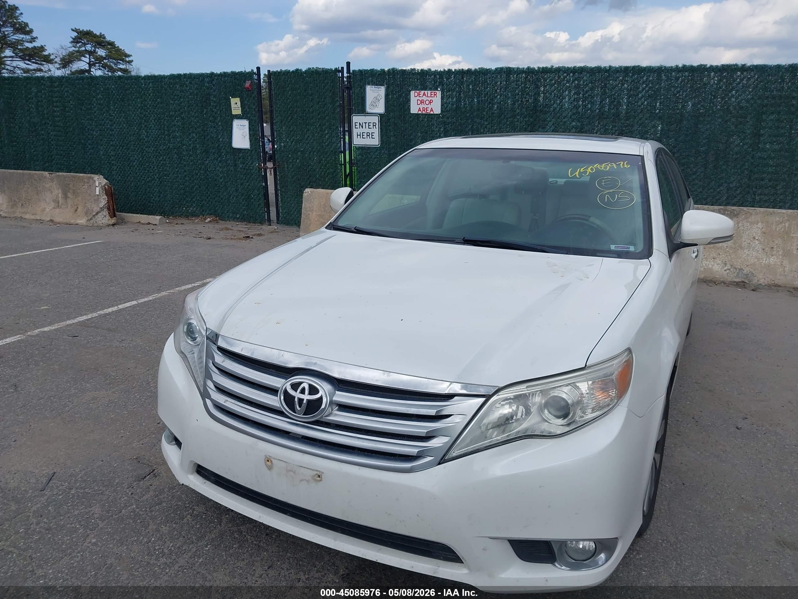 TOYOTA AVALON image 6
