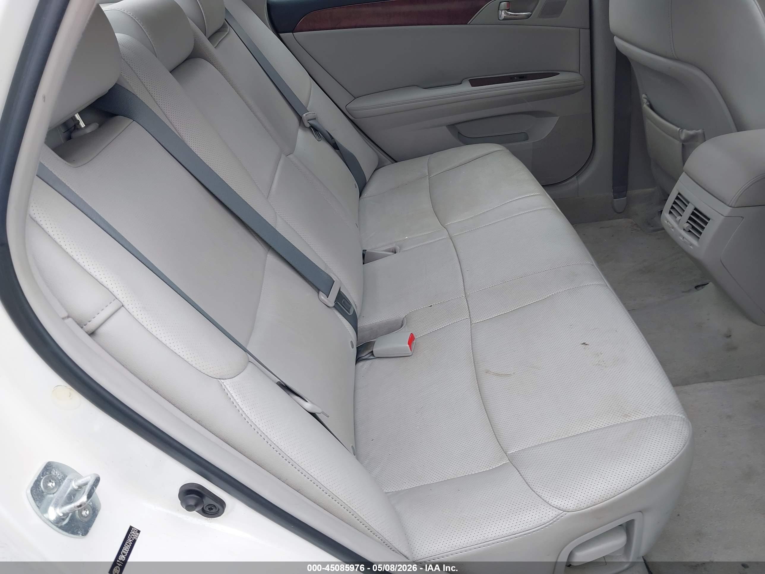 TOYOTA AVALON image 8