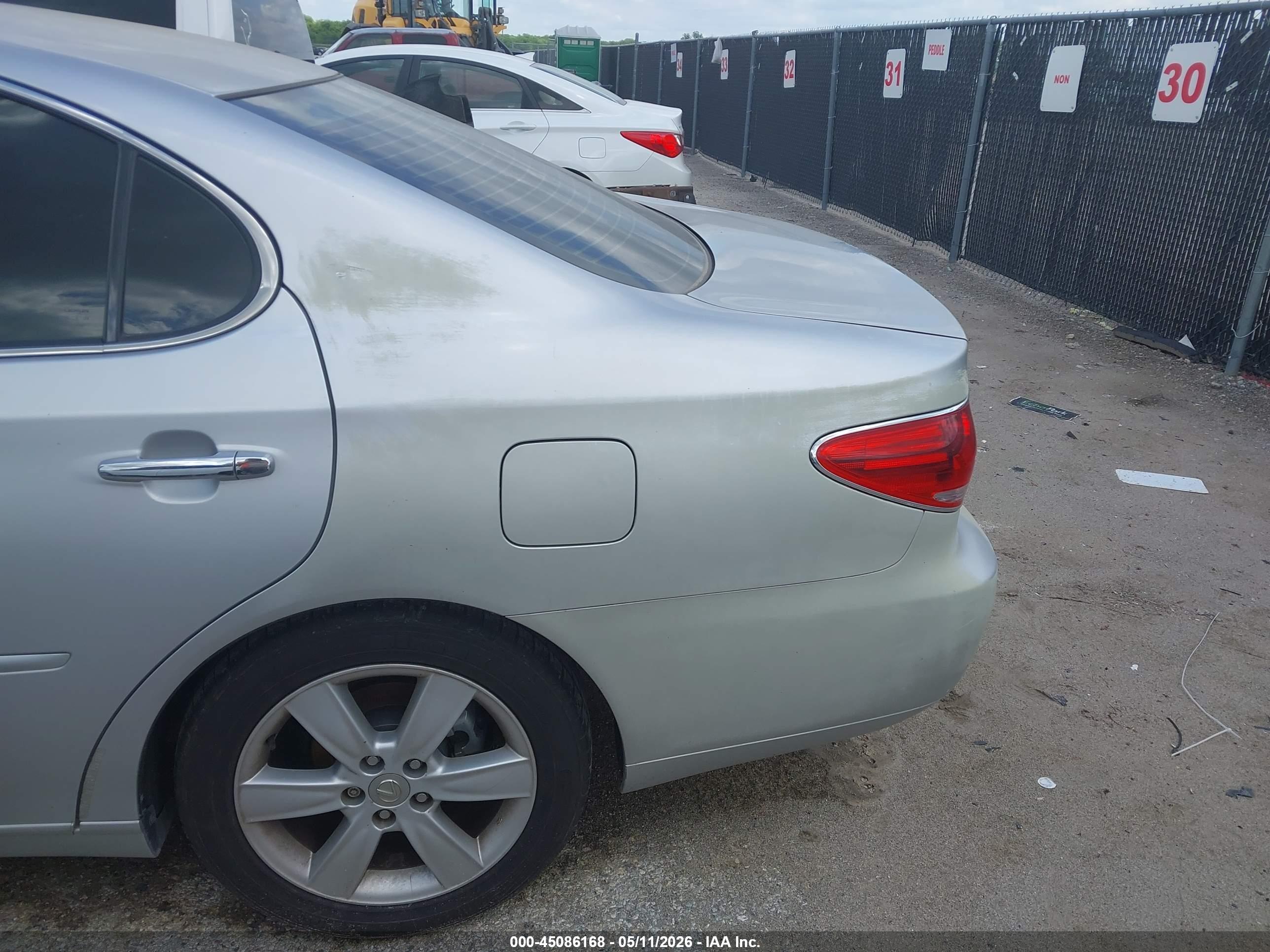 LEXUS ES image 6