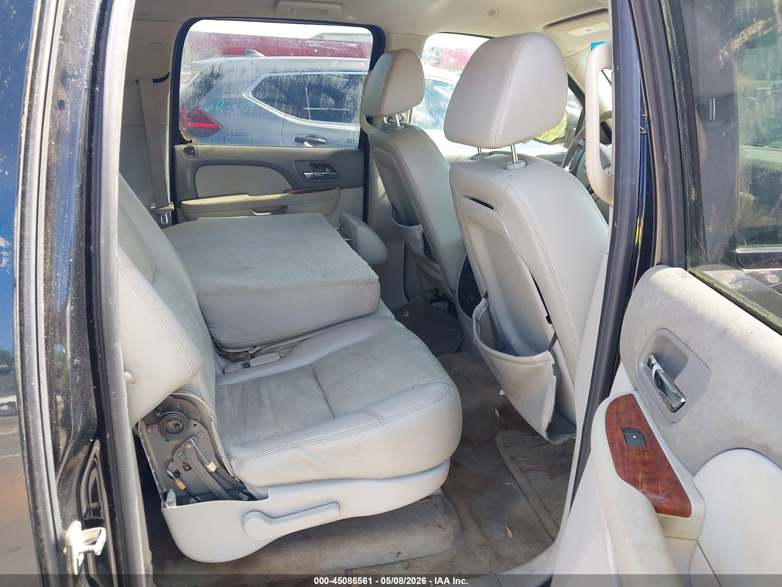 CHEVROLET SUBURBAN image 8
