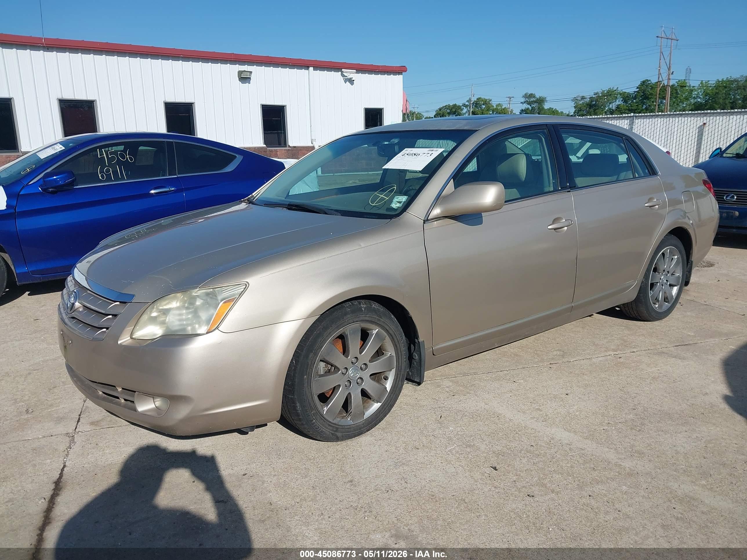 TOYOTA AVALON image 2