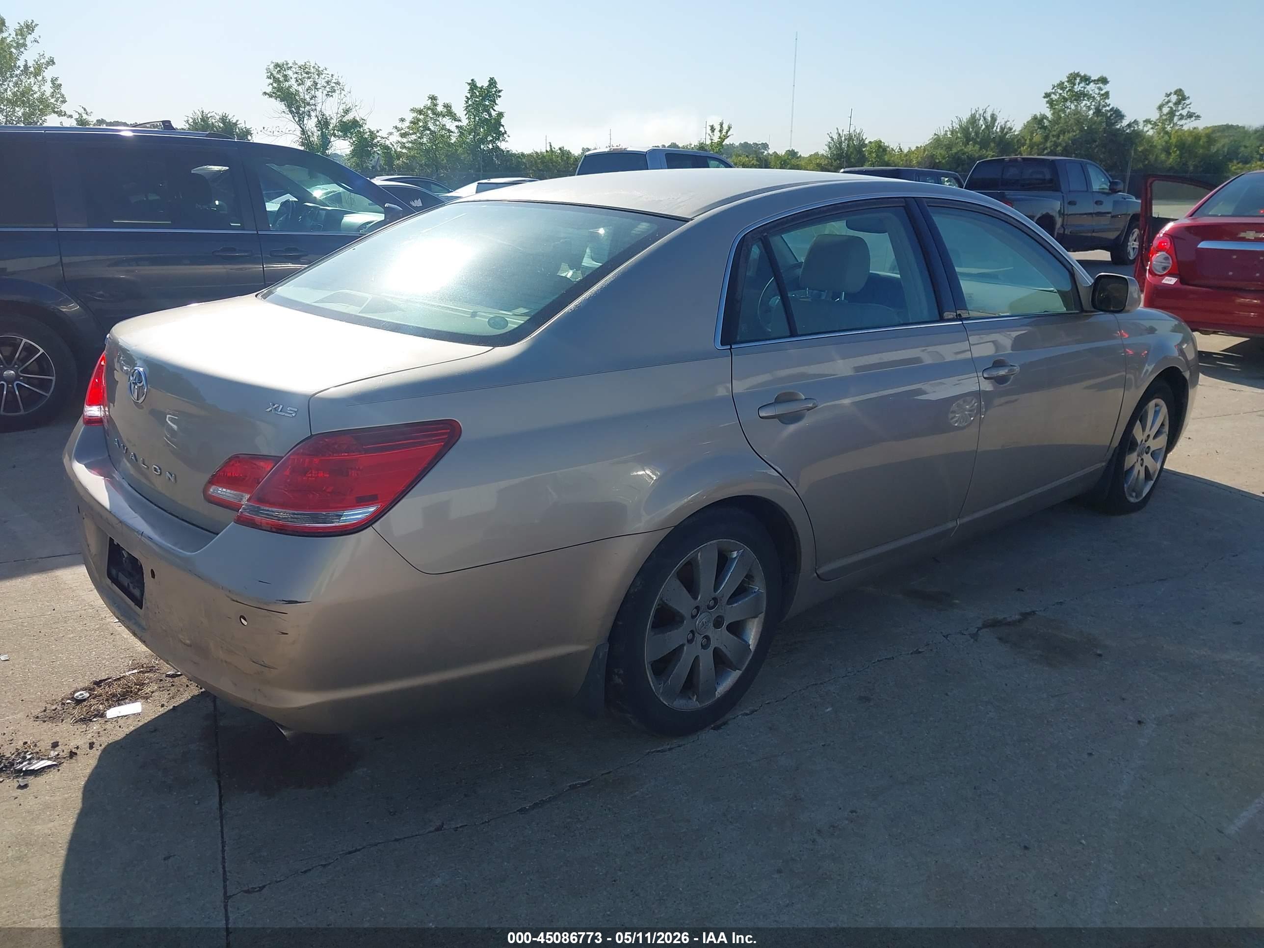 TOYOTA AVALON image 4
