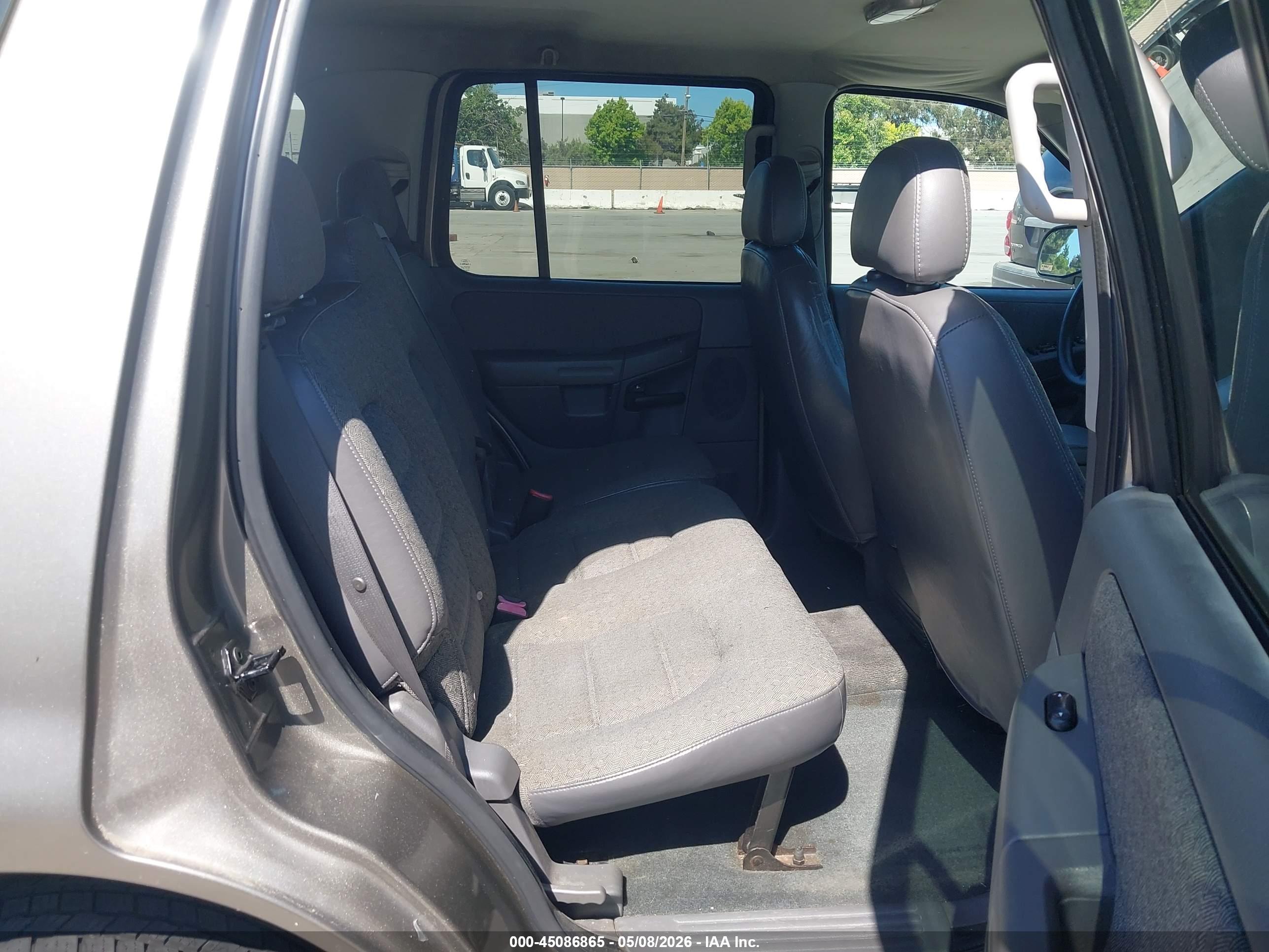 FORD EXPLORER image 8