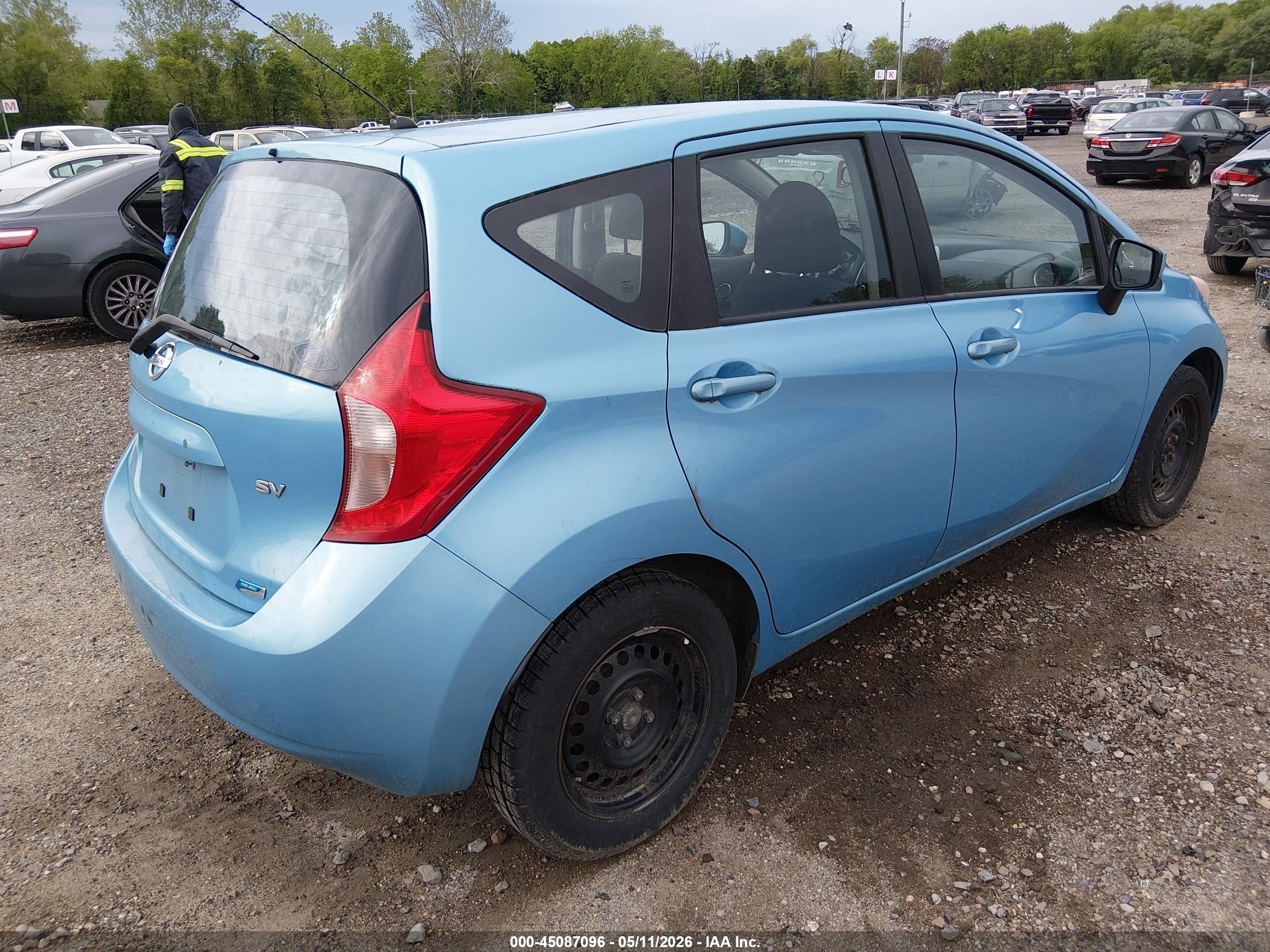NISSAN VERSA image 4