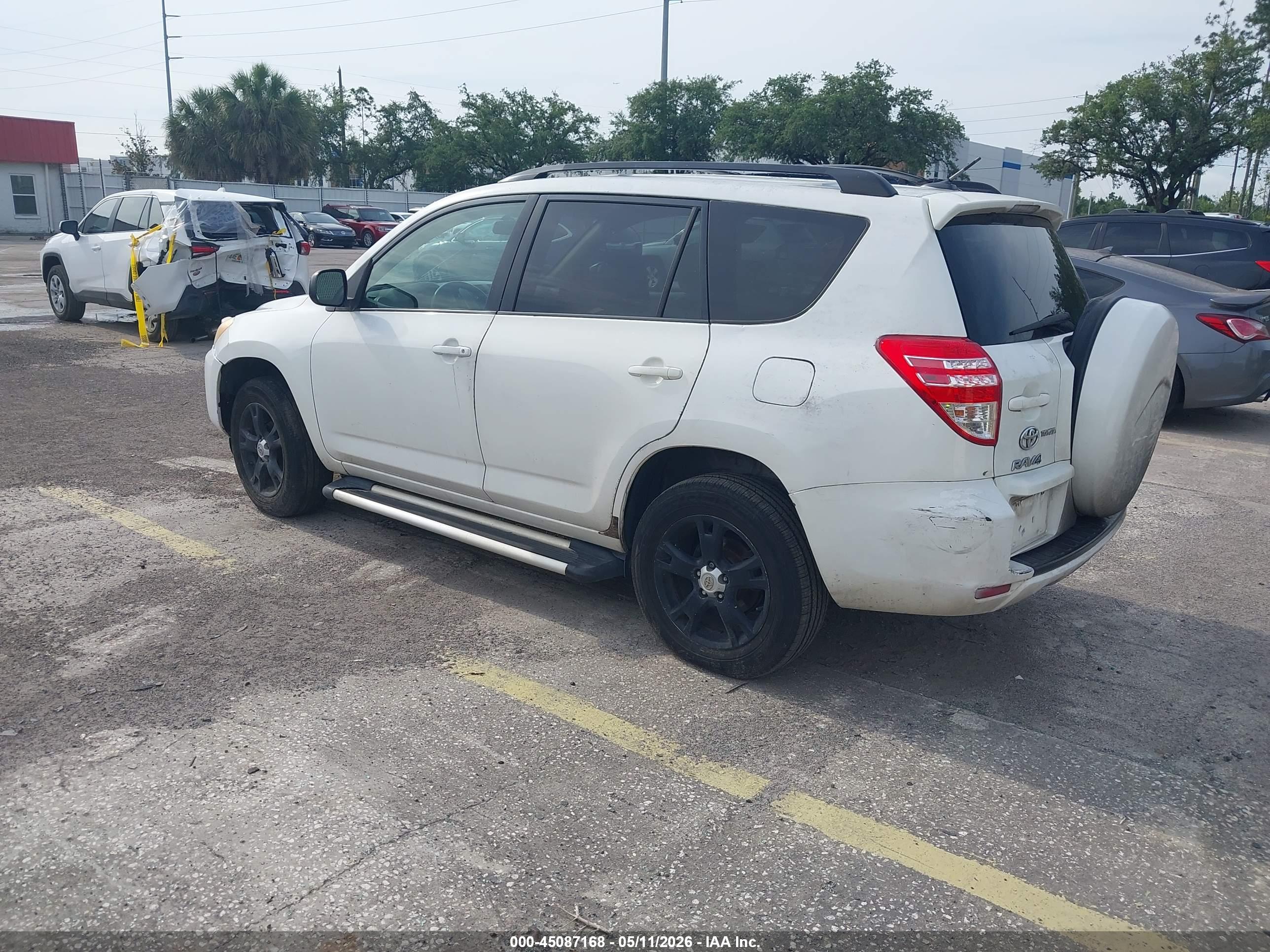 TOYOTA RAV4 image 3