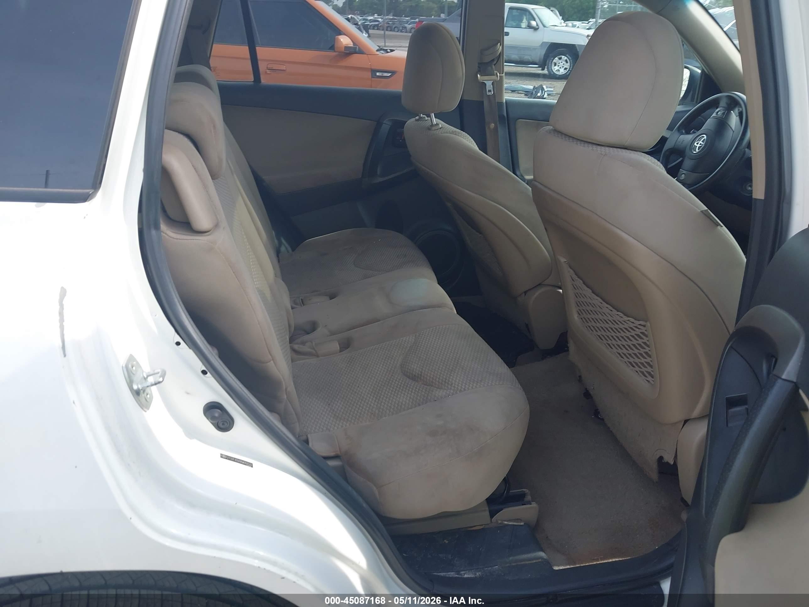 TOYOTA RAV4 image 8