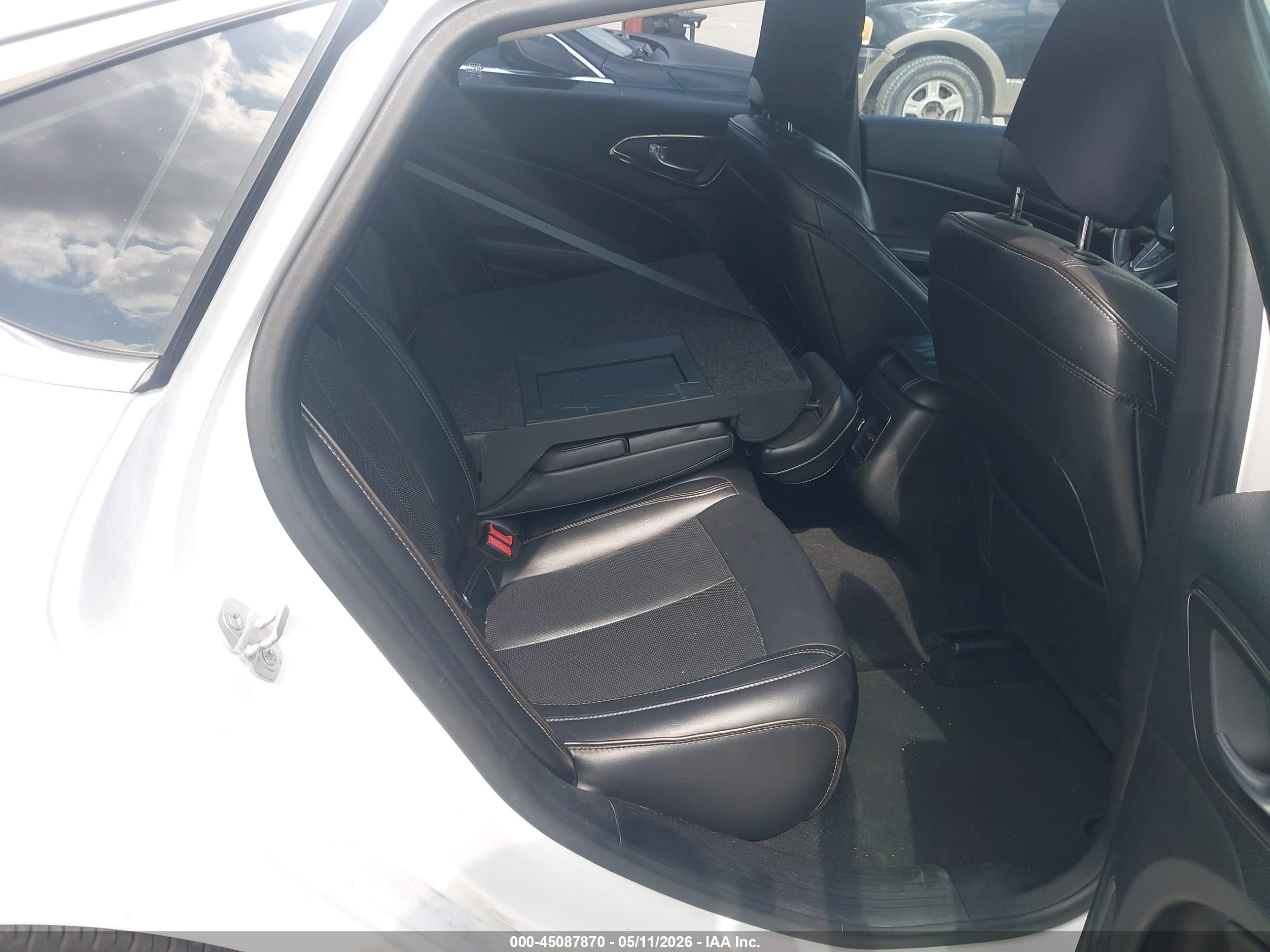 CHRYSLER 200 image 8