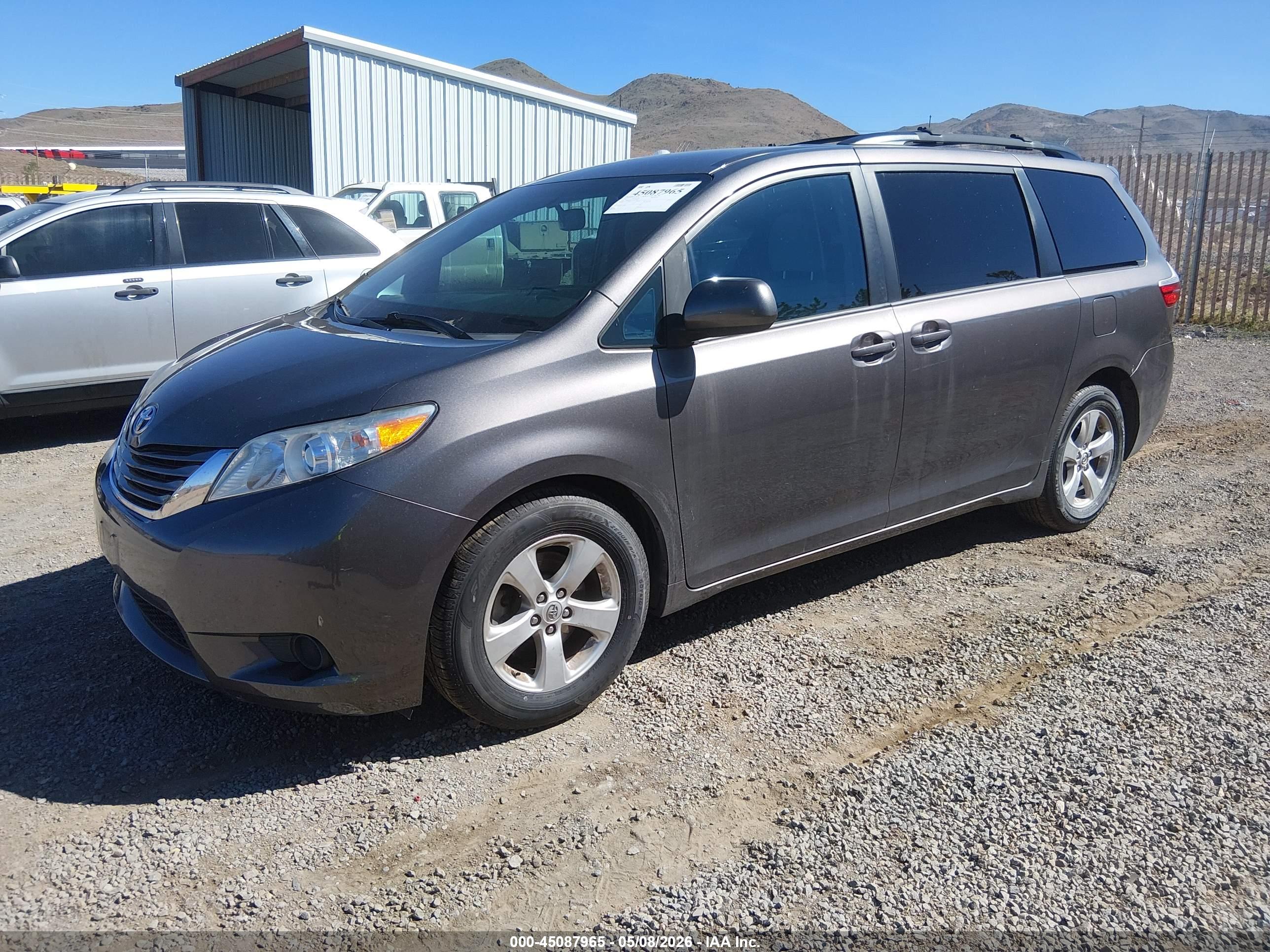 TOYOTA SIENNA image 2