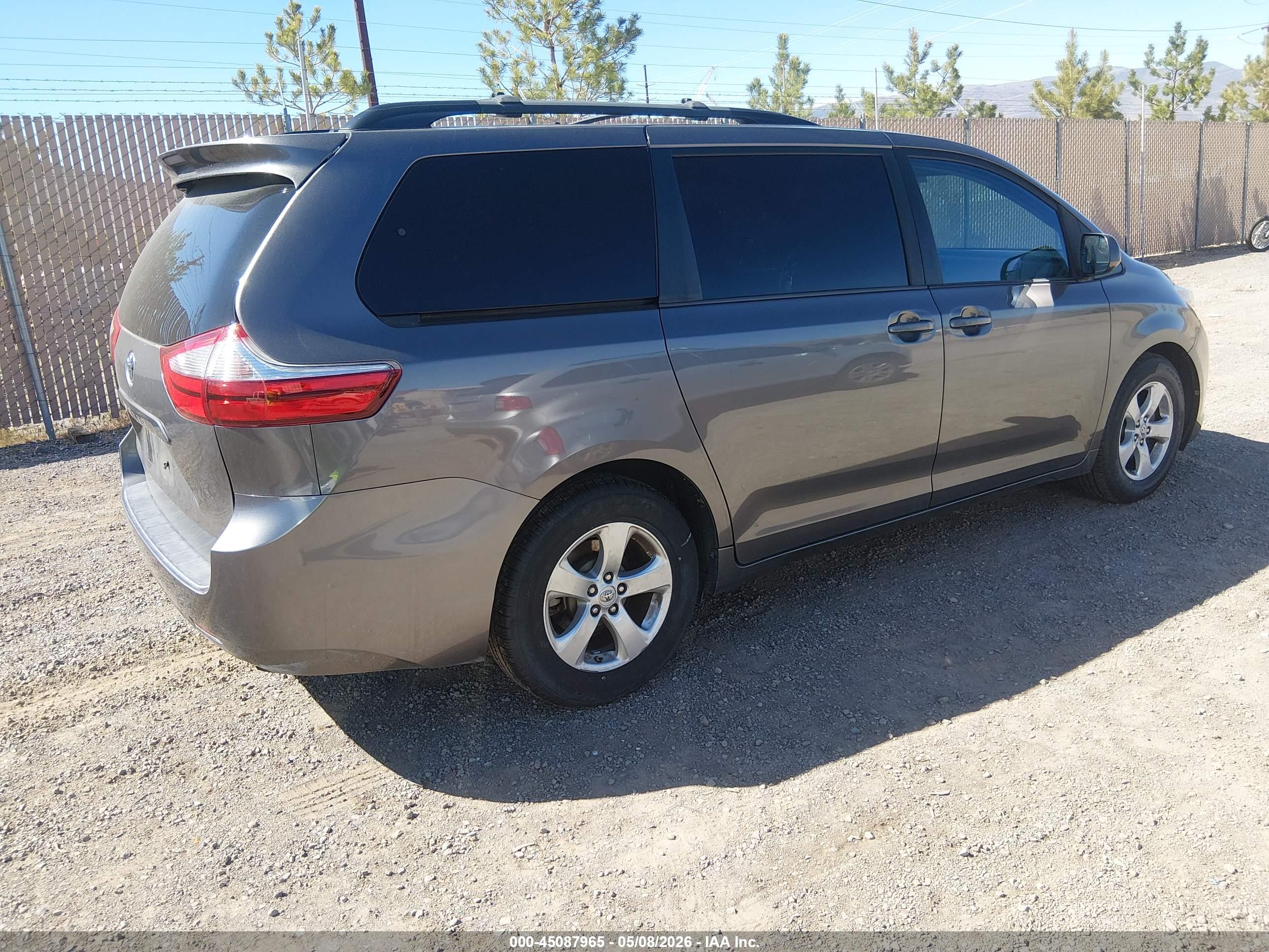 TOYOTA SIENNA image 4