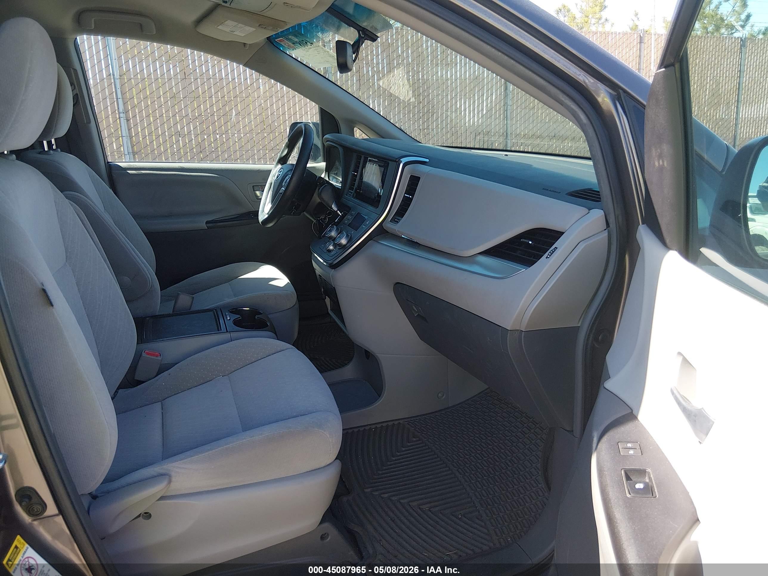 TOYOTA SIENNA image 5