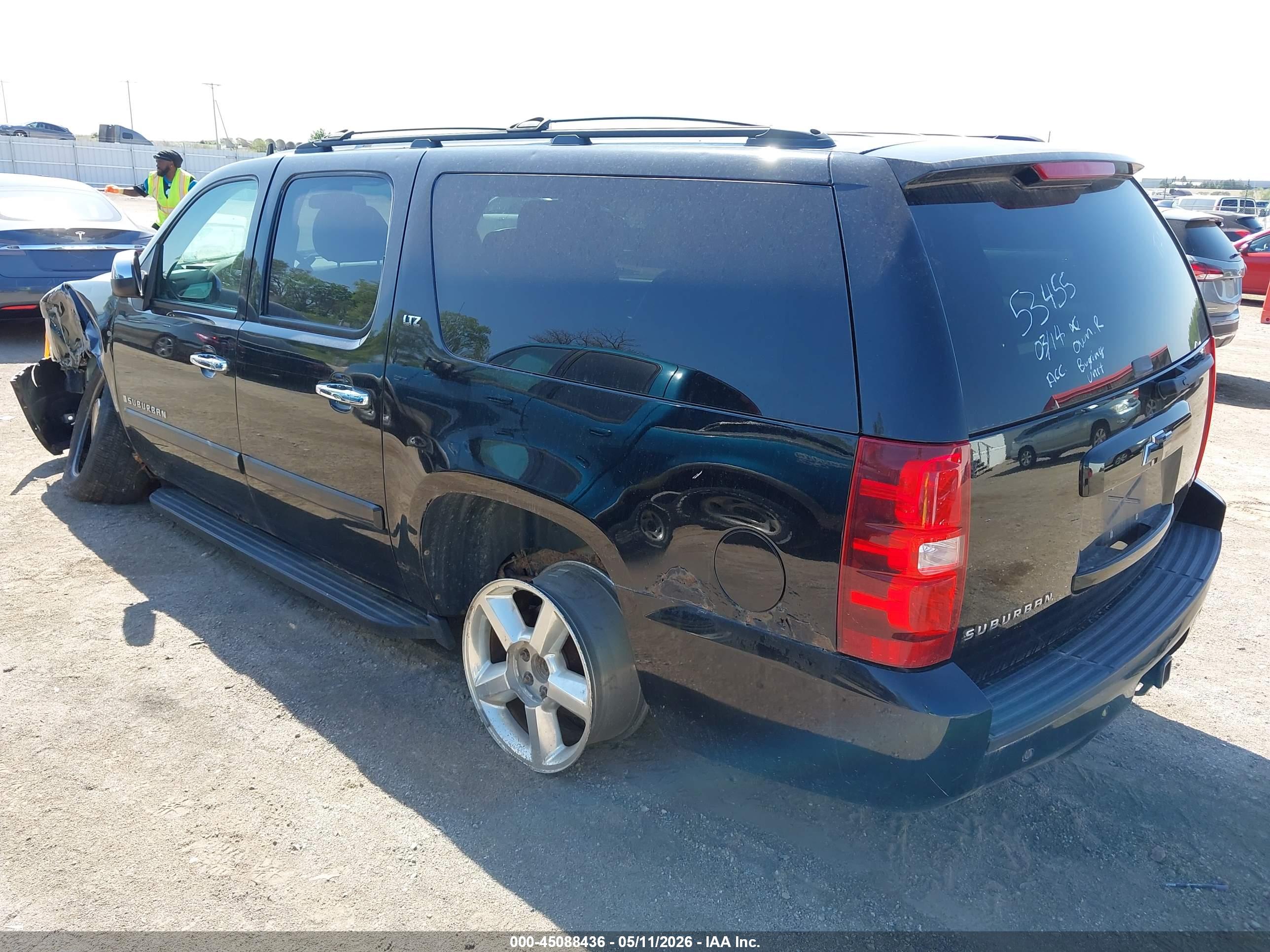 CHEVROLET SUBURBAN image 3
