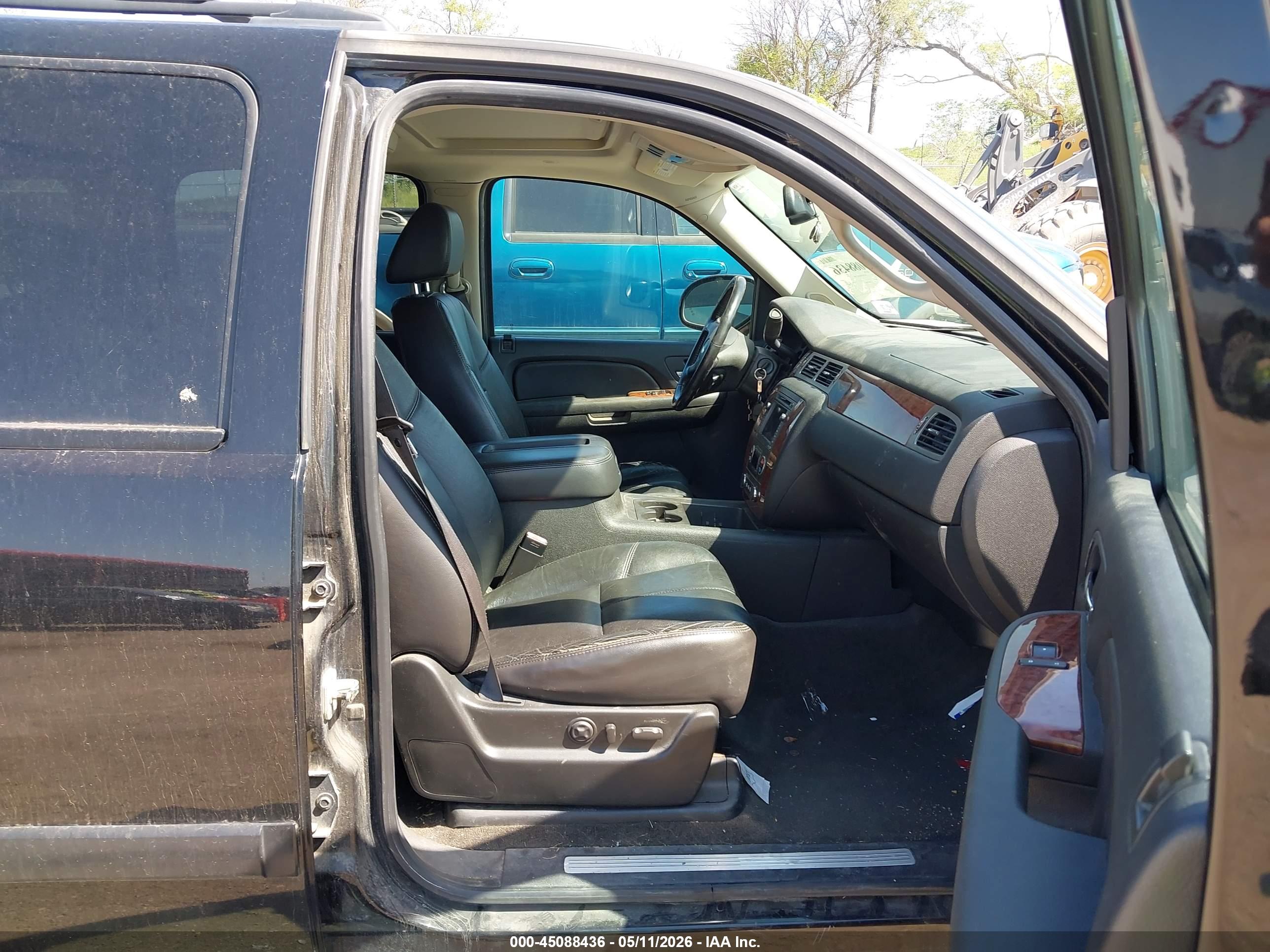 CHEVROLET SUBURBAN image 5
