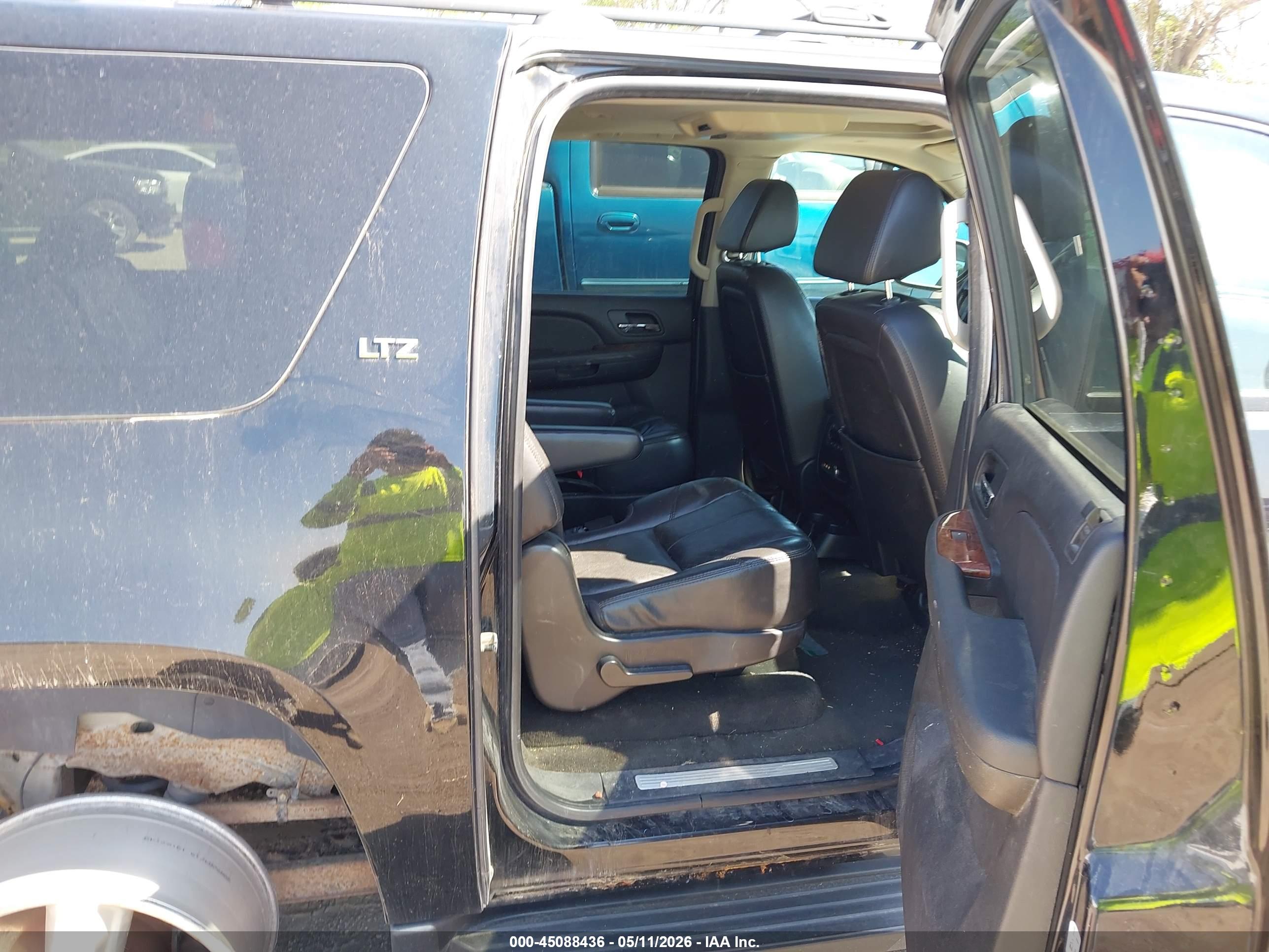CHEVROLET SUBURBAN image 8