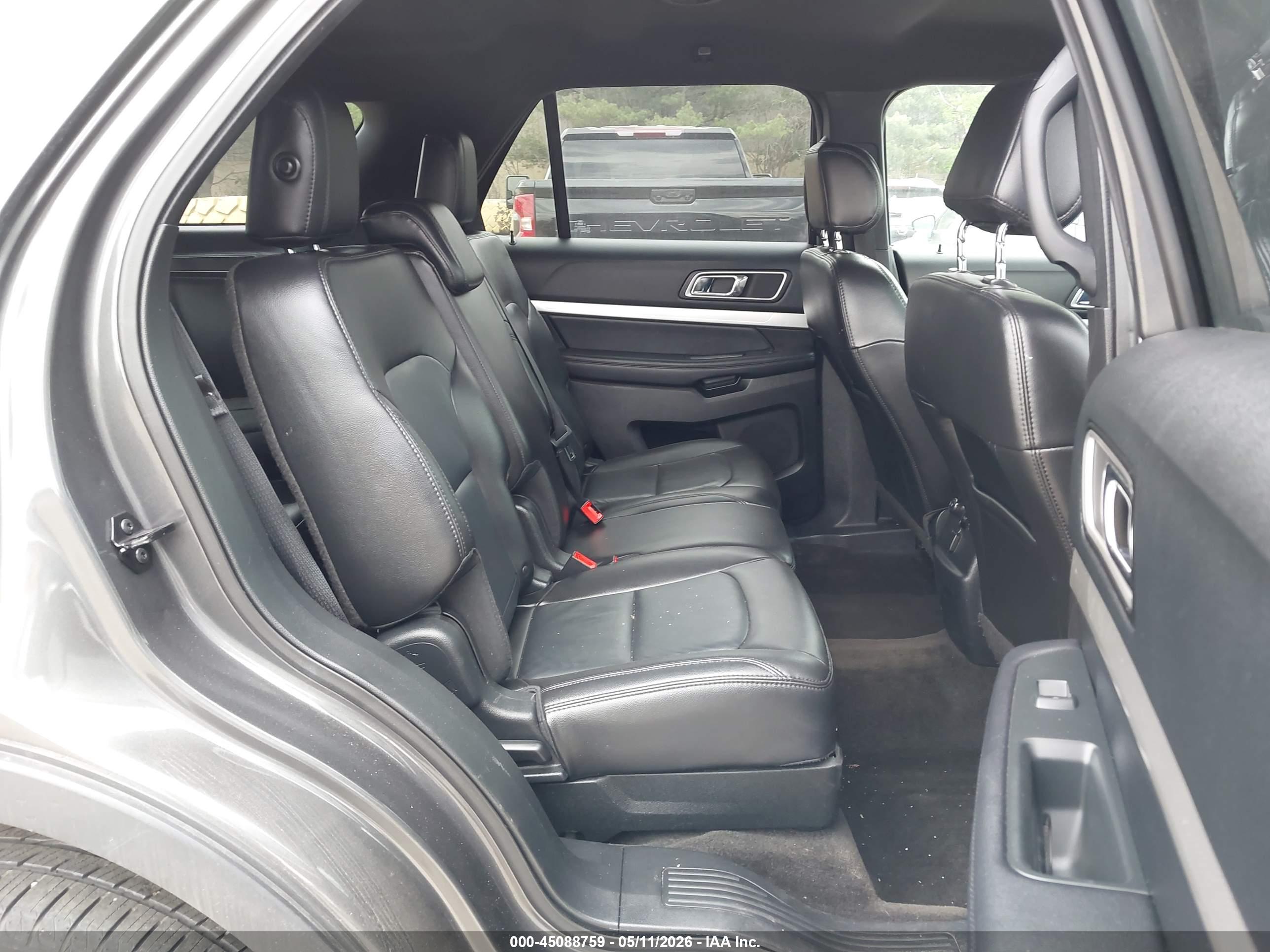 FORD EXPLORER image 8