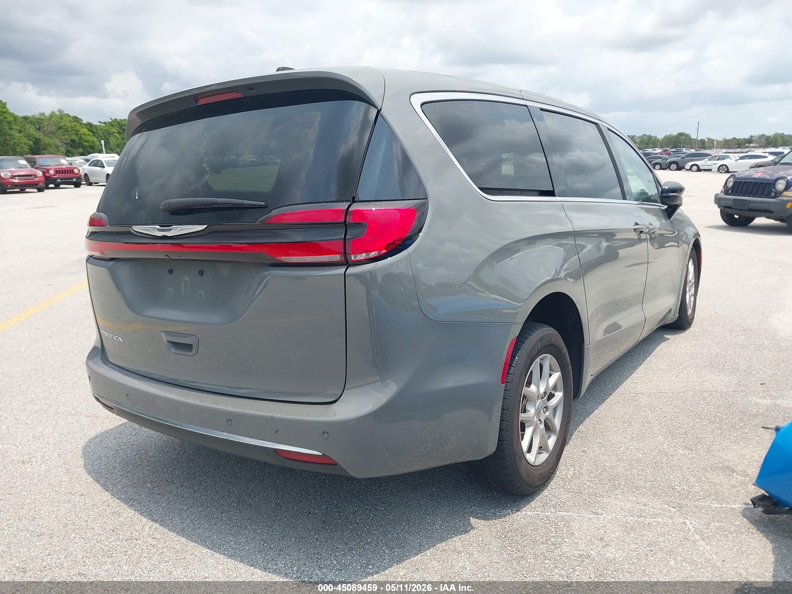 CHRYSLER PACIFICA image 4