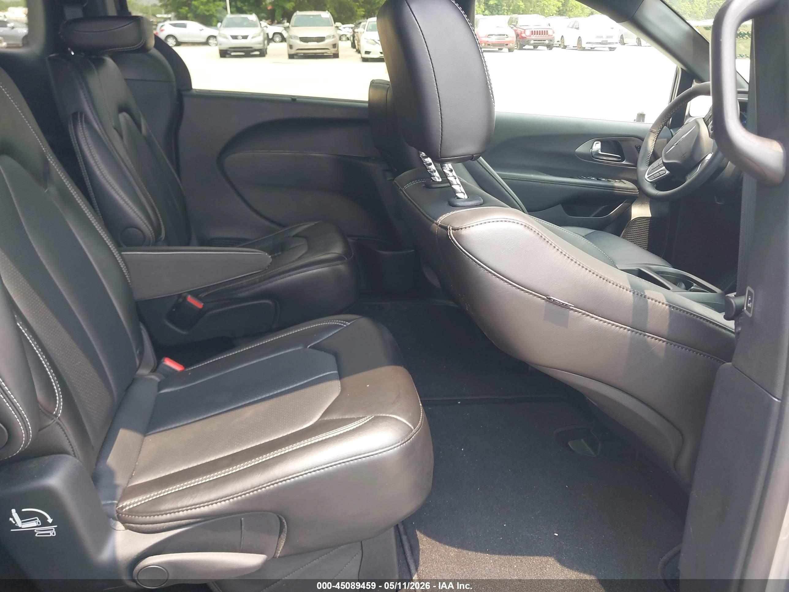 CHRYSLER PACIFICA image 8