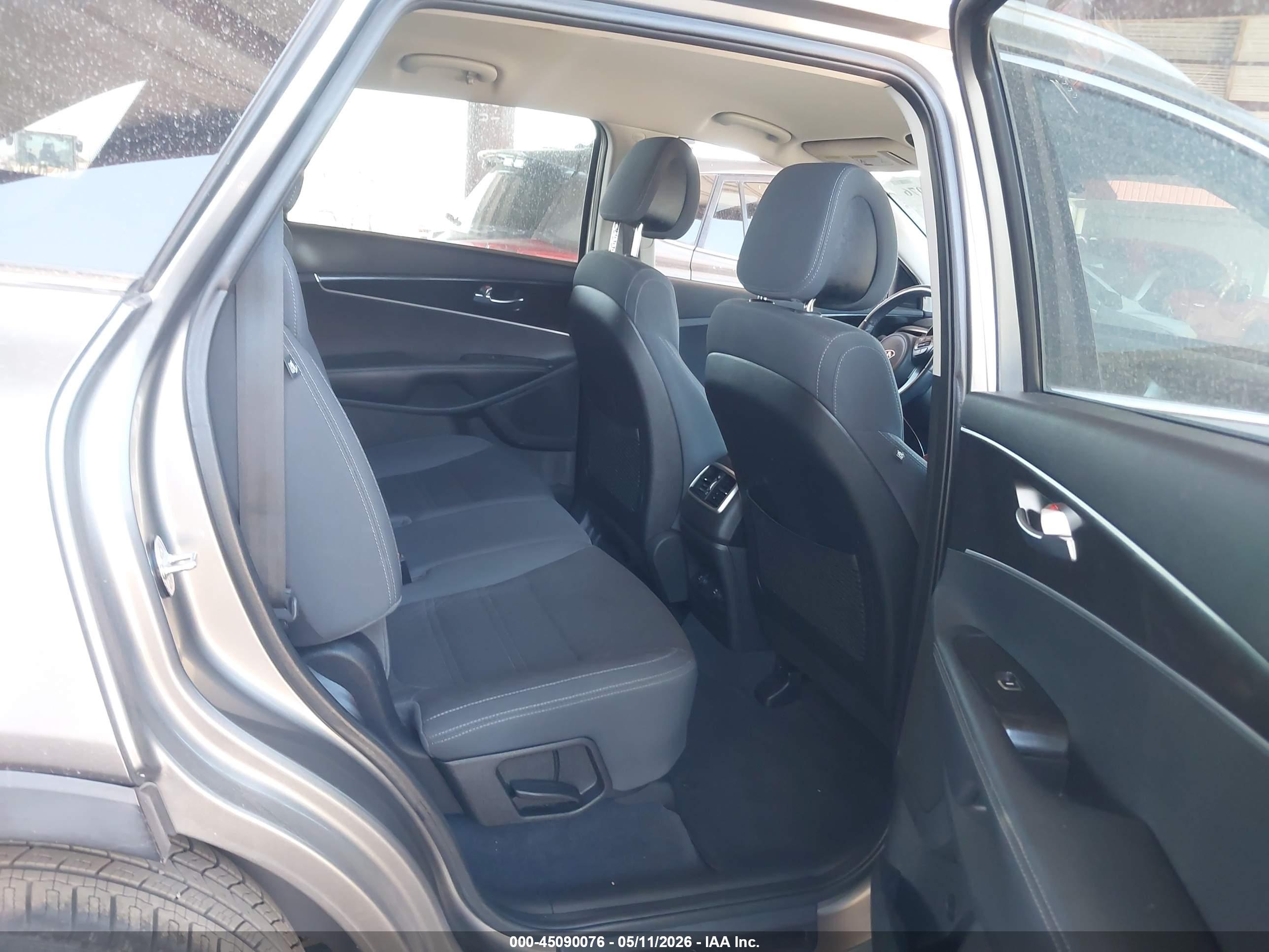 KIA SORENTO image 8