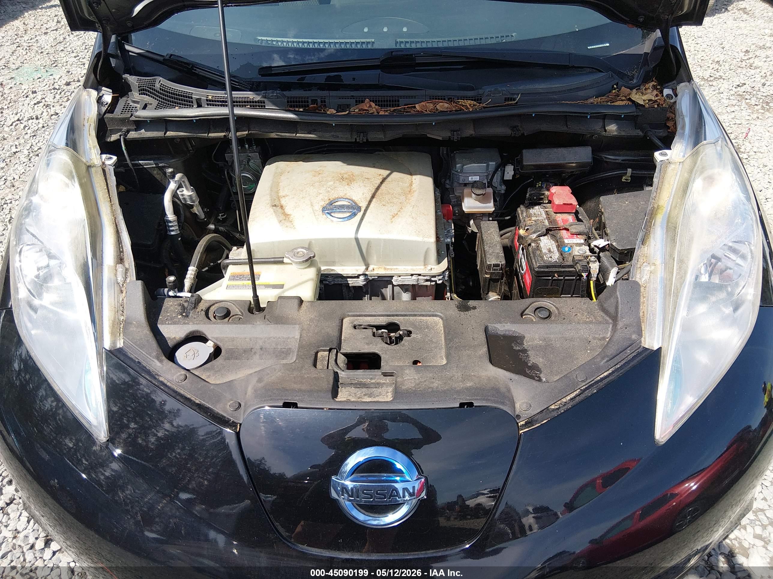NISSAN LEAF image 10
