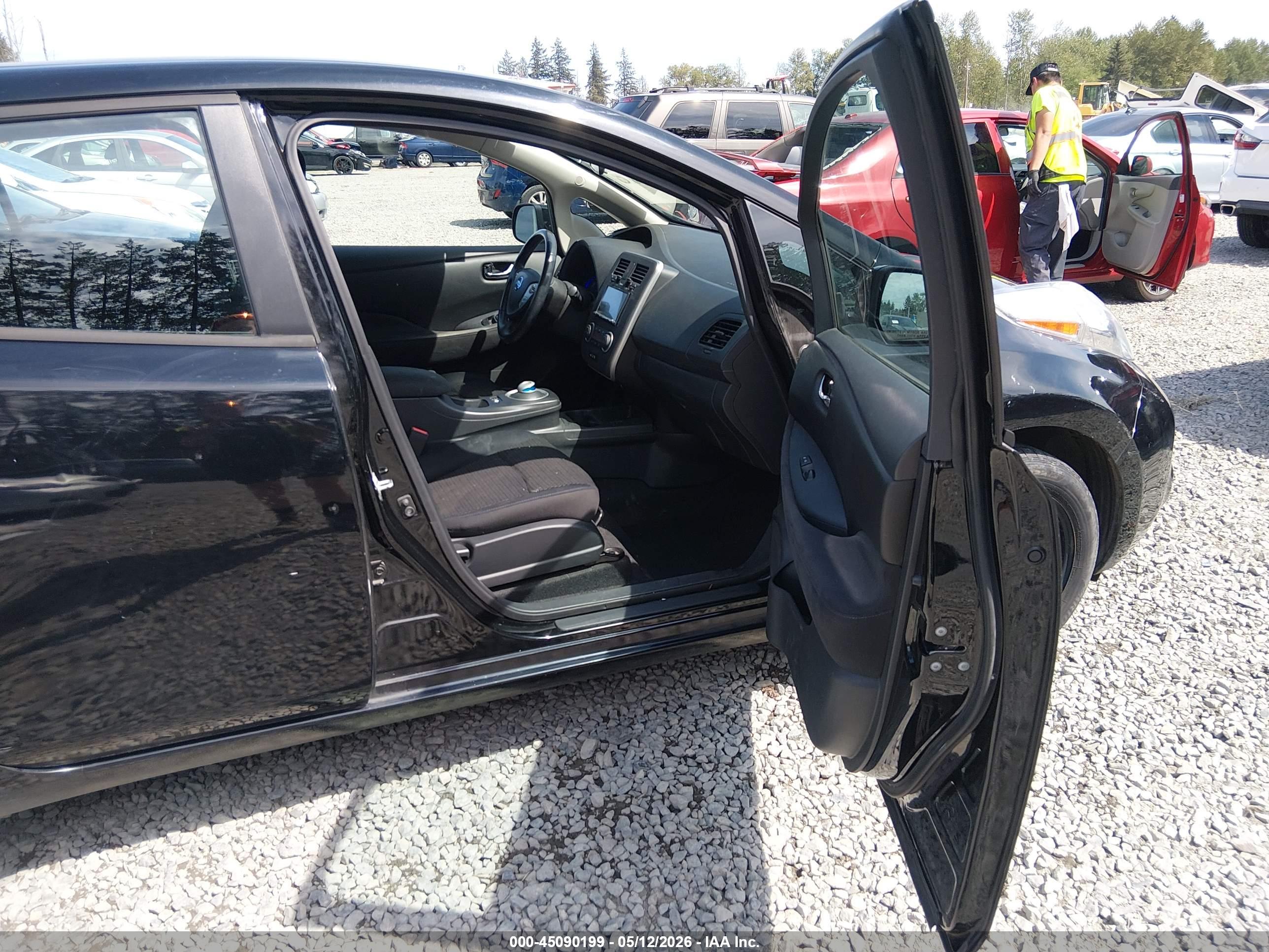 NISSAN LEAF image 5