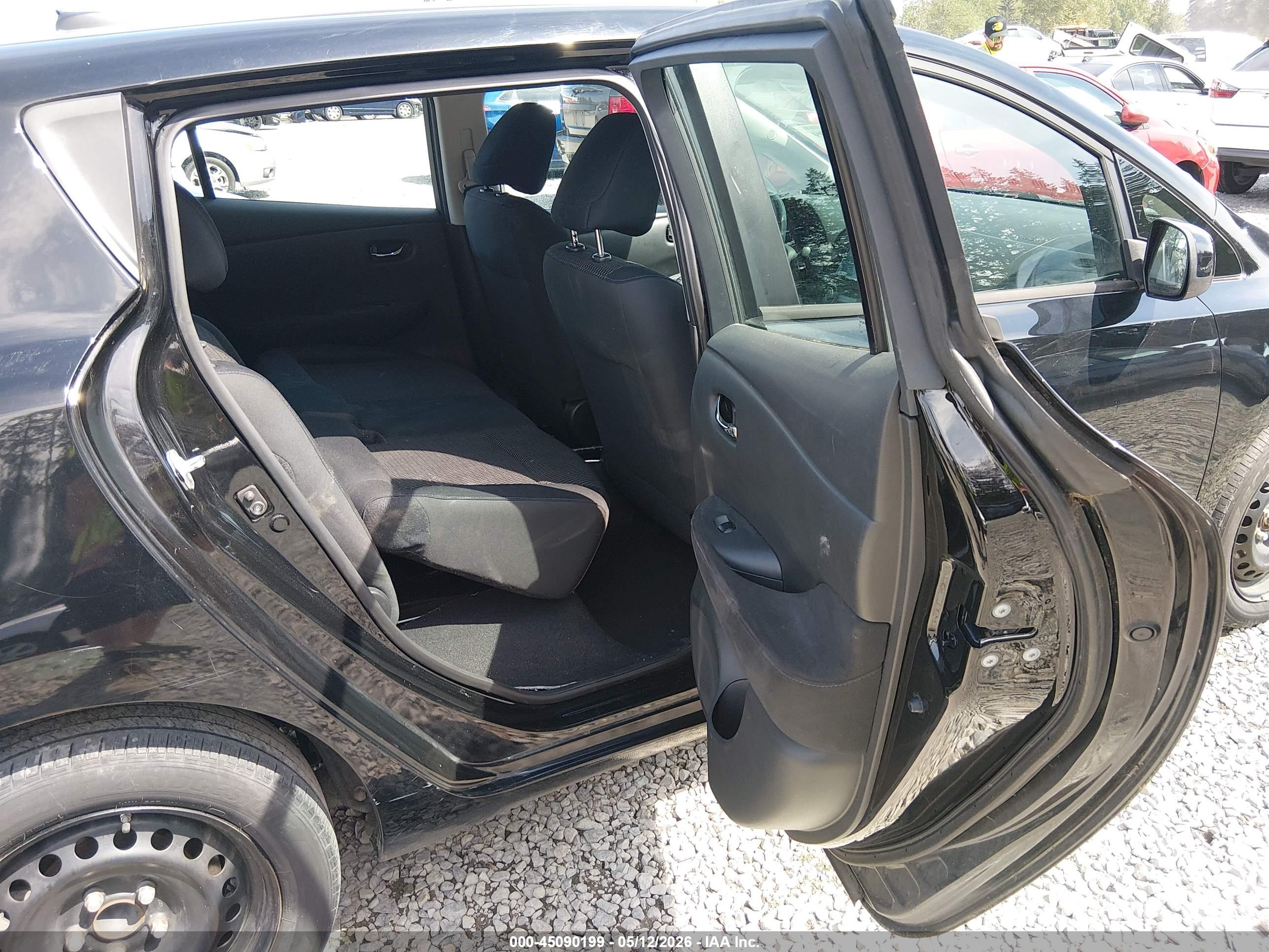 NISSAN LEAF image 8