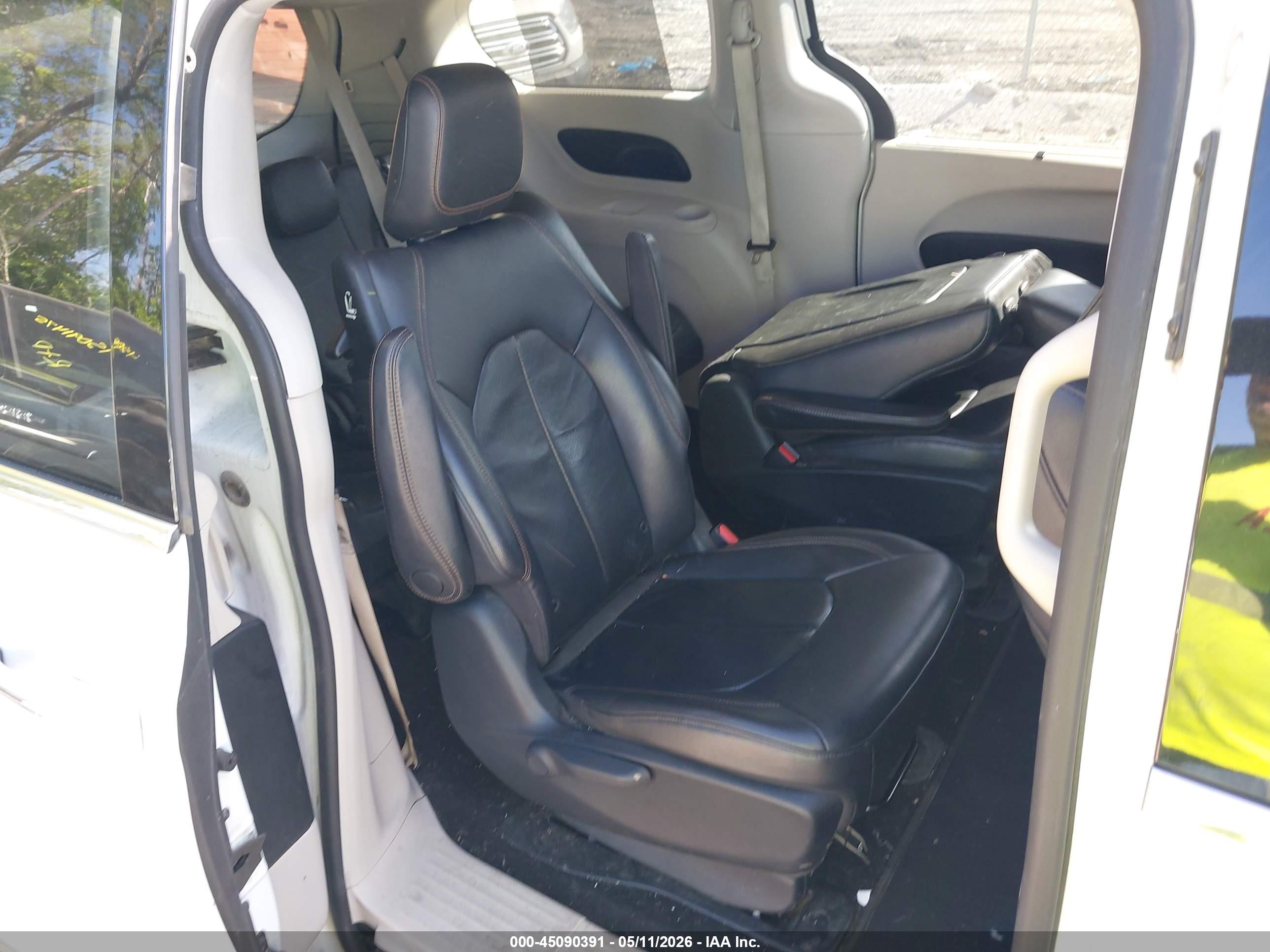 CHRYSLER PACIFICA image 8