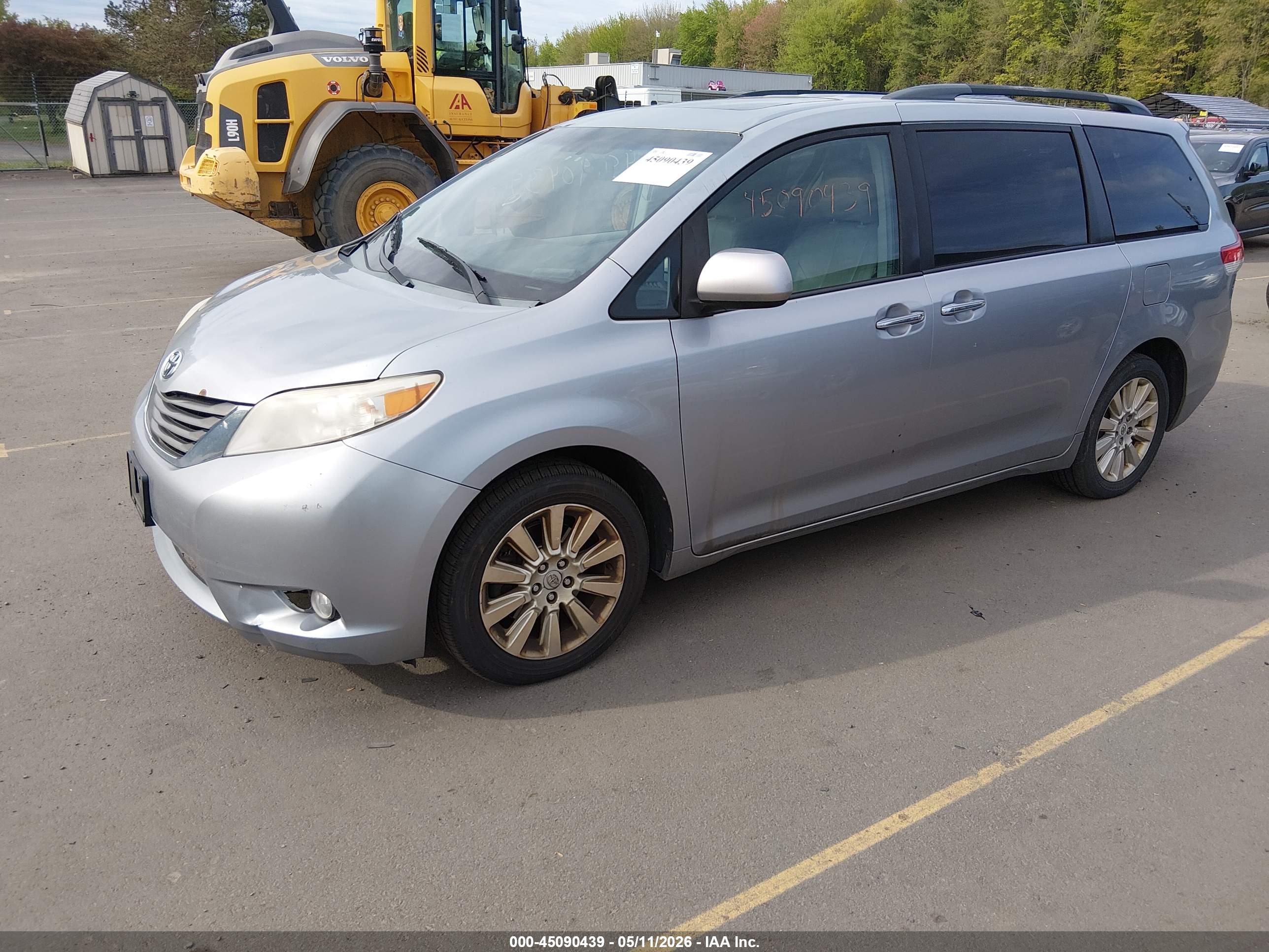 TOYOTA SIENNA image 2