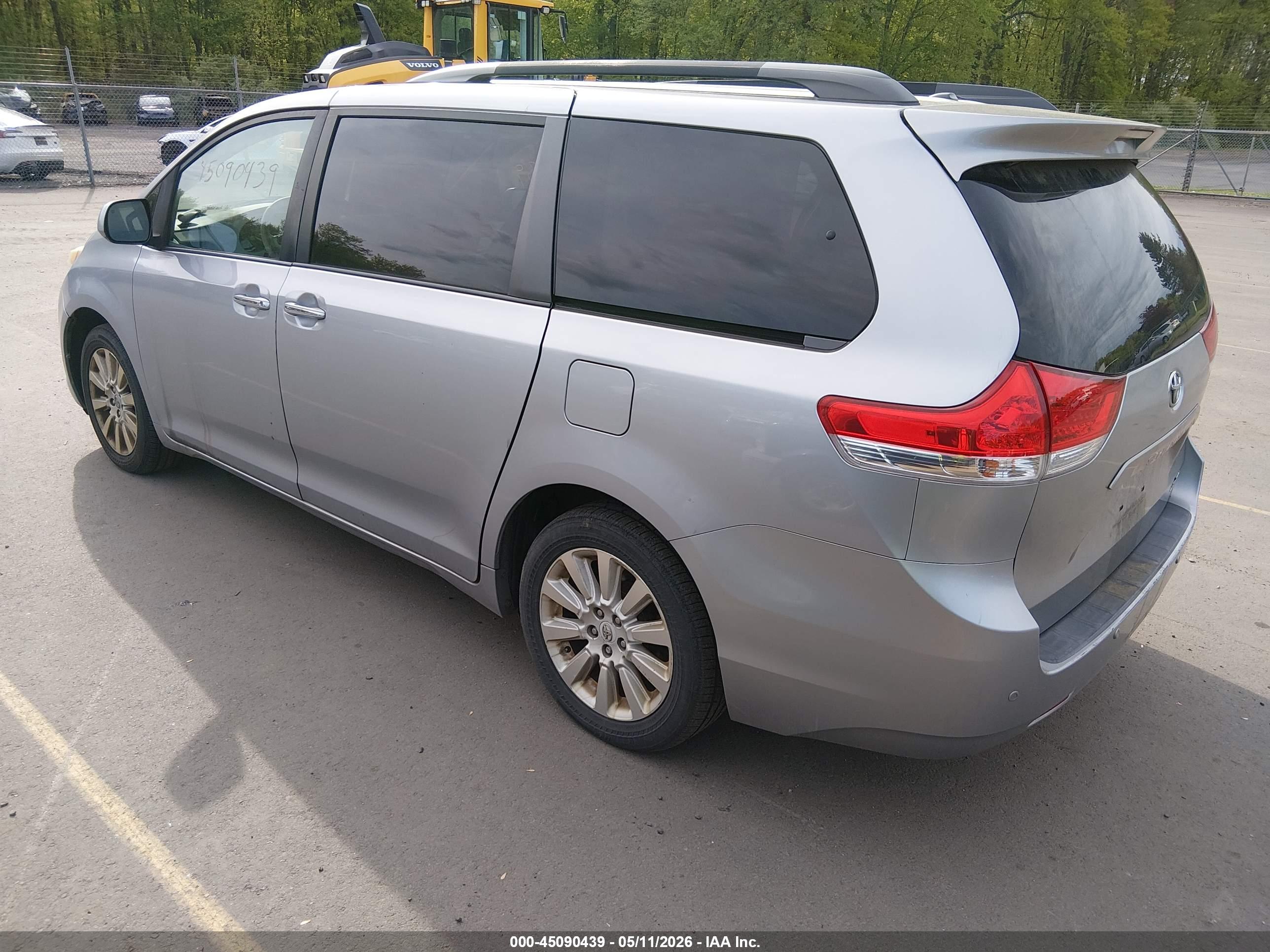 TOYOTA SIENNA image 3