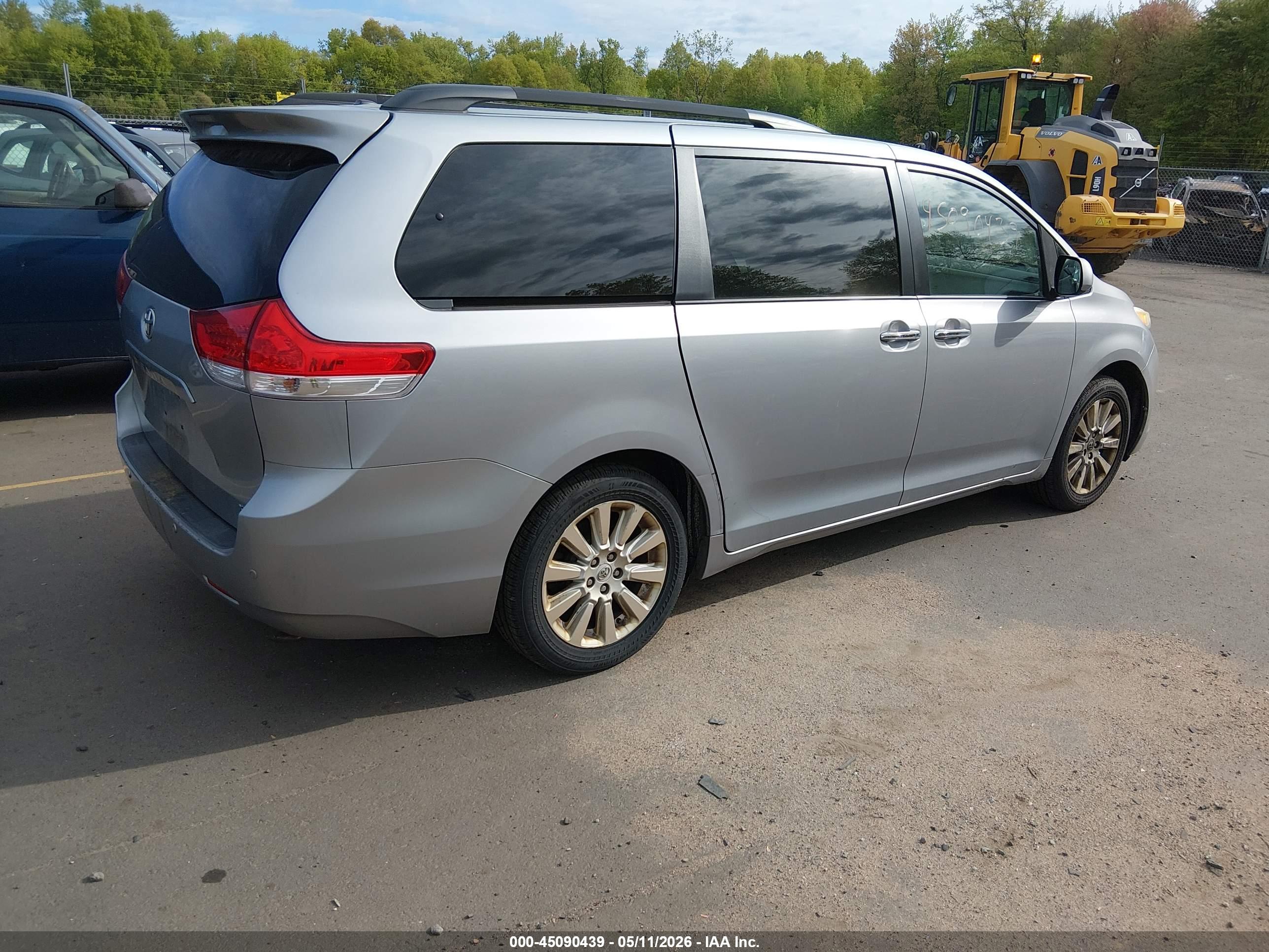 TOYOTA SIENNA image 4