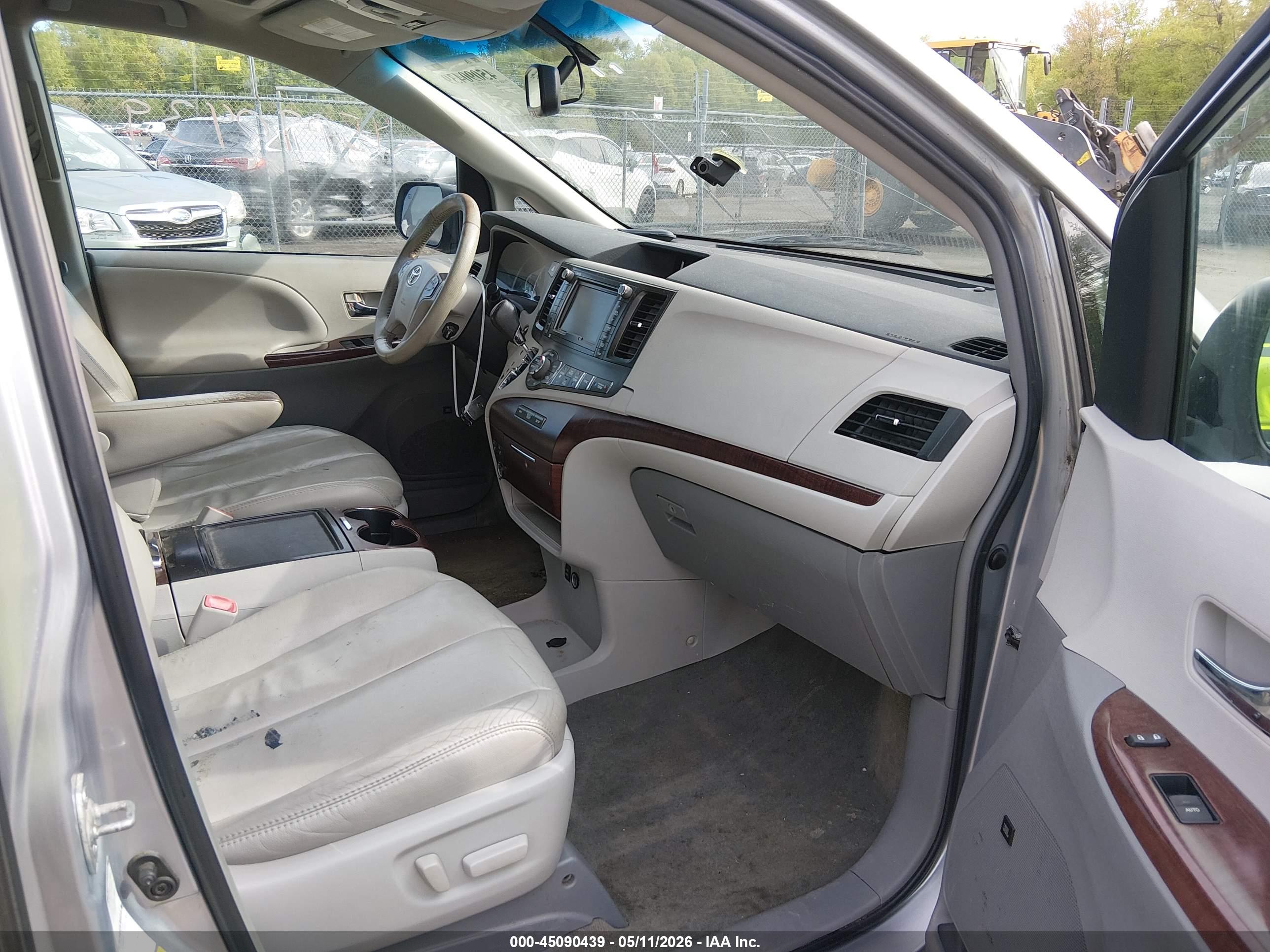 TOYOTA SIENNA image 5
