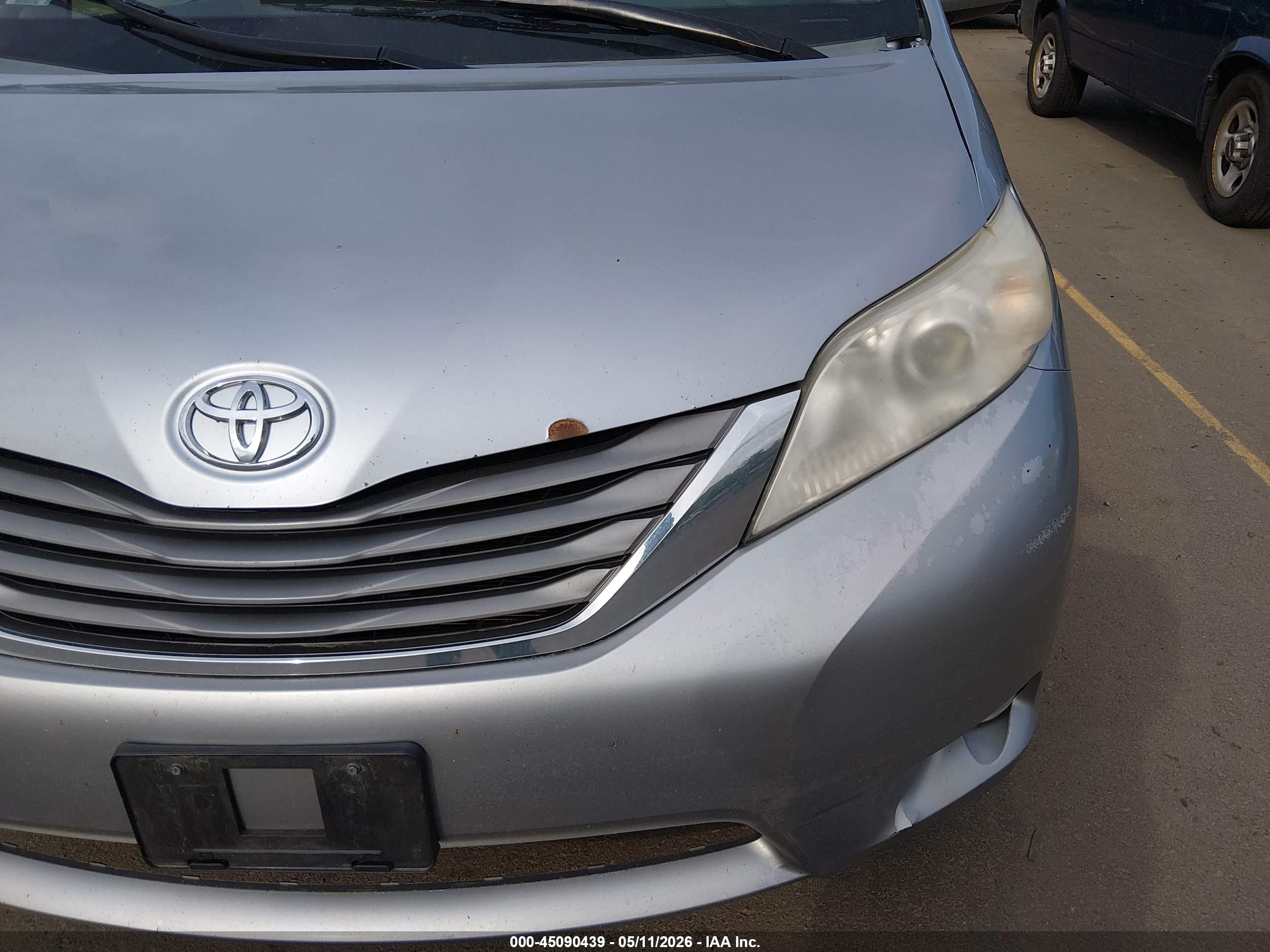 TOYOTA SIENNA image 6