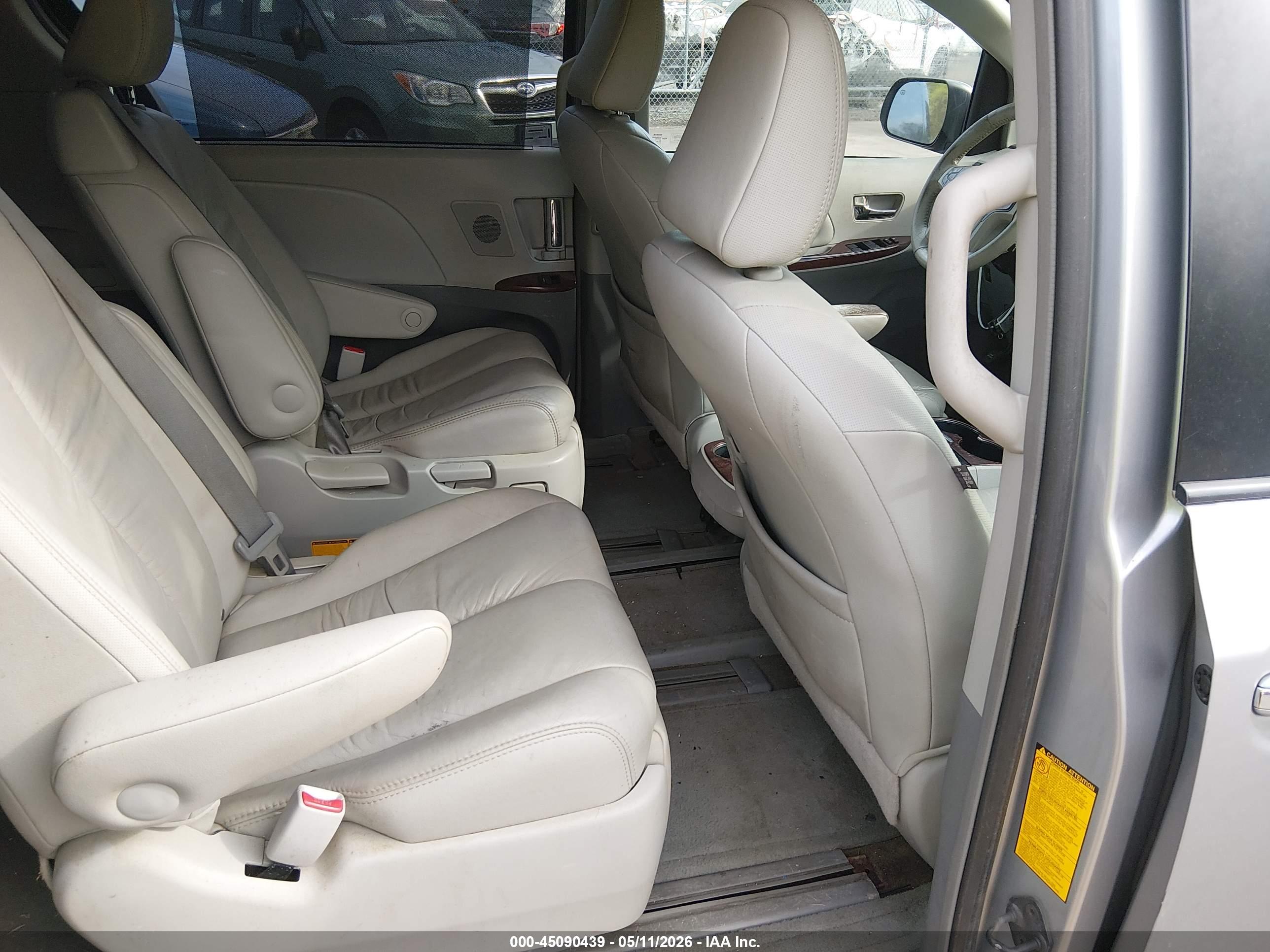 TOYOTA SIENNA image 8