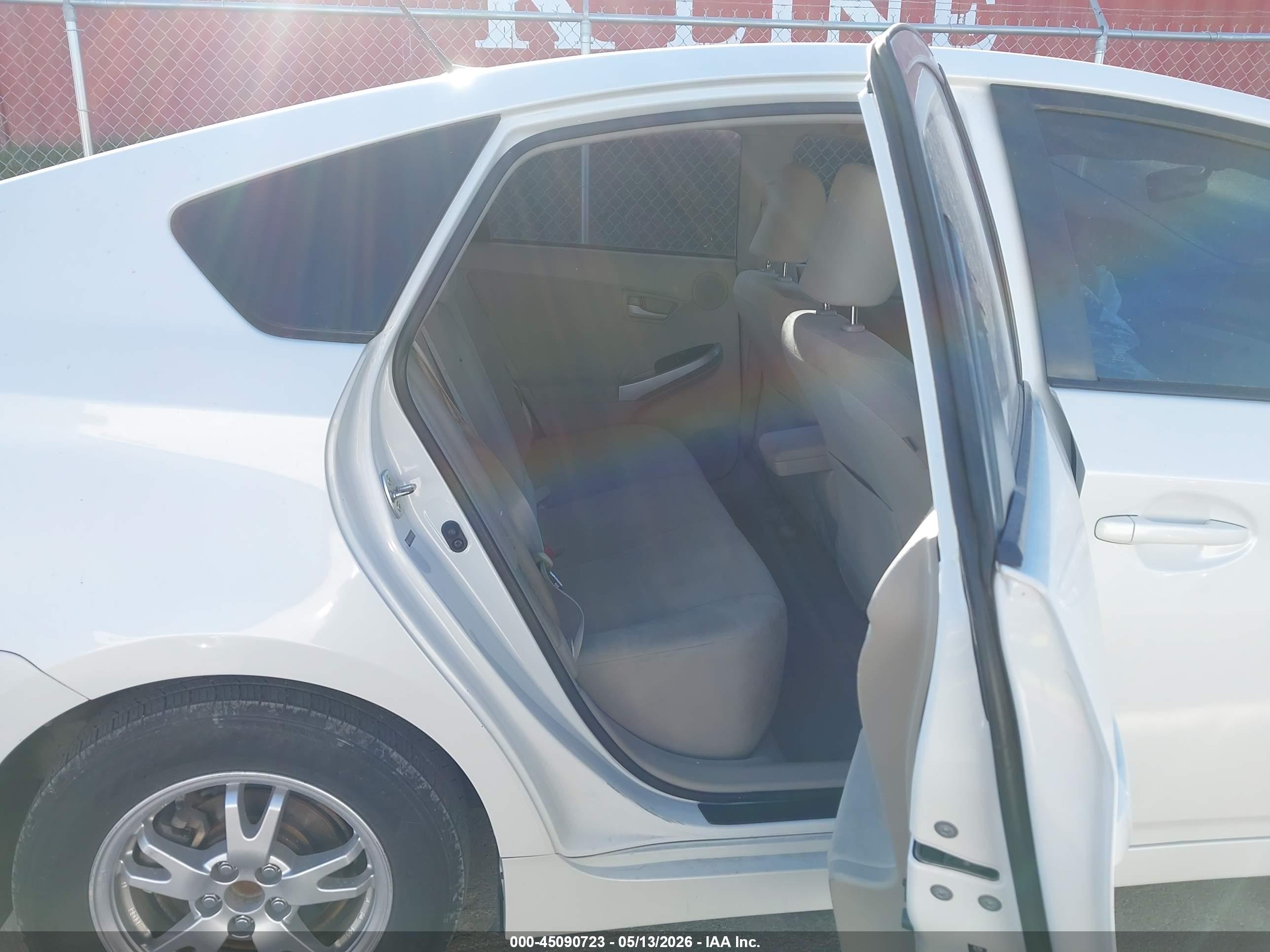 TOYOTA PRIUS image 8