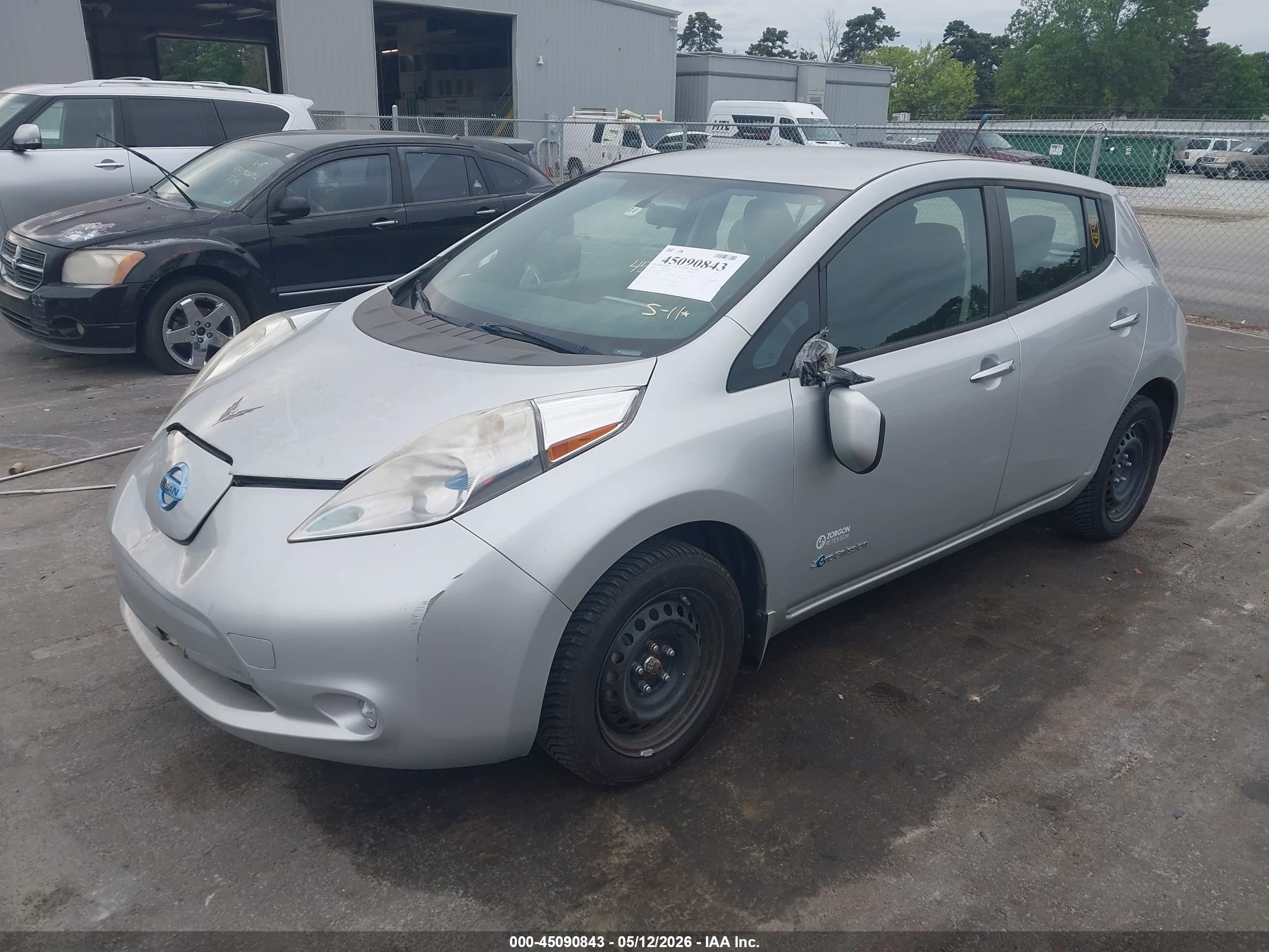 NISSAN LEAF image 2