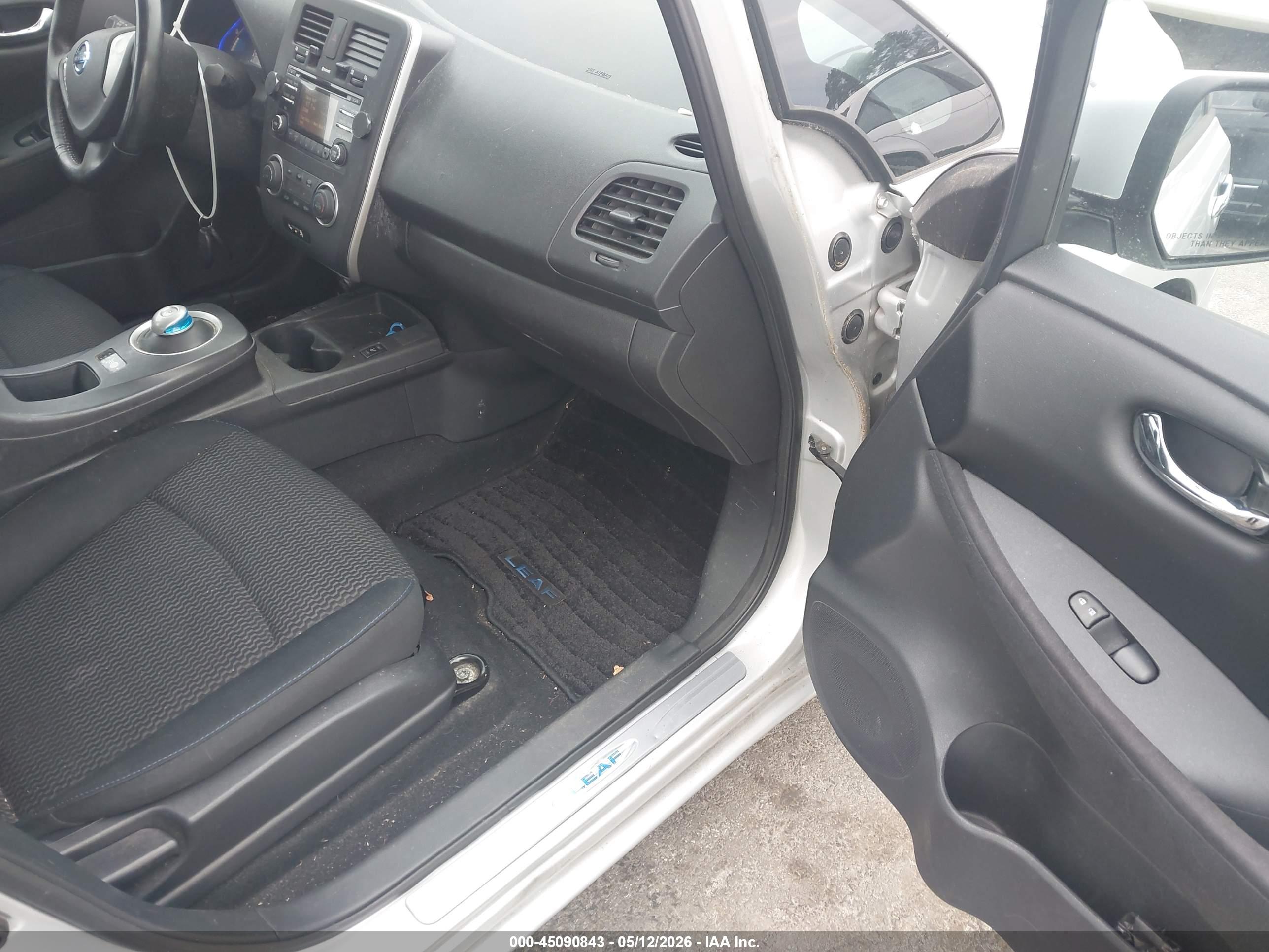 NISSAN LEAF image 5