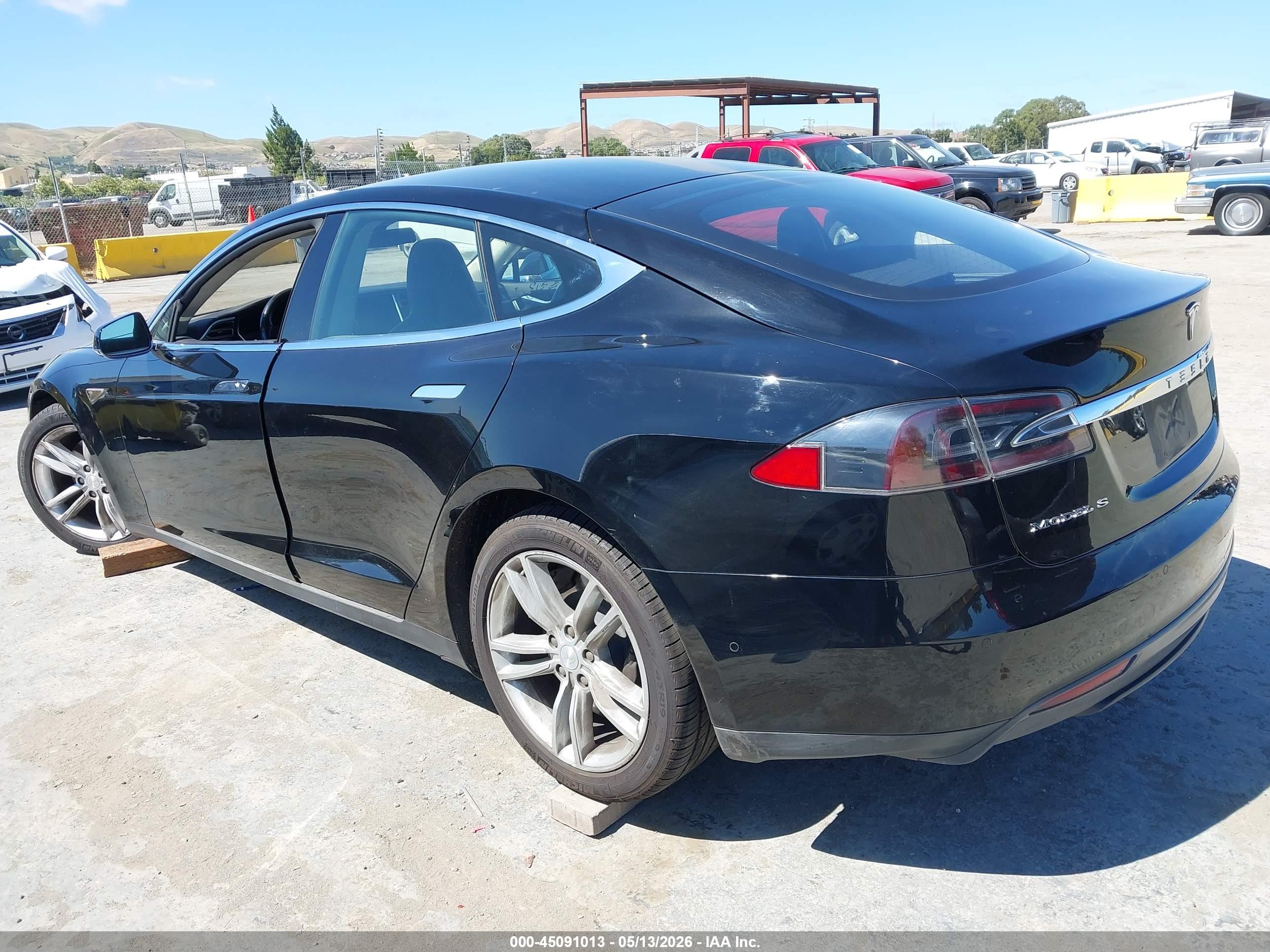 TESLA MODEL image 3
