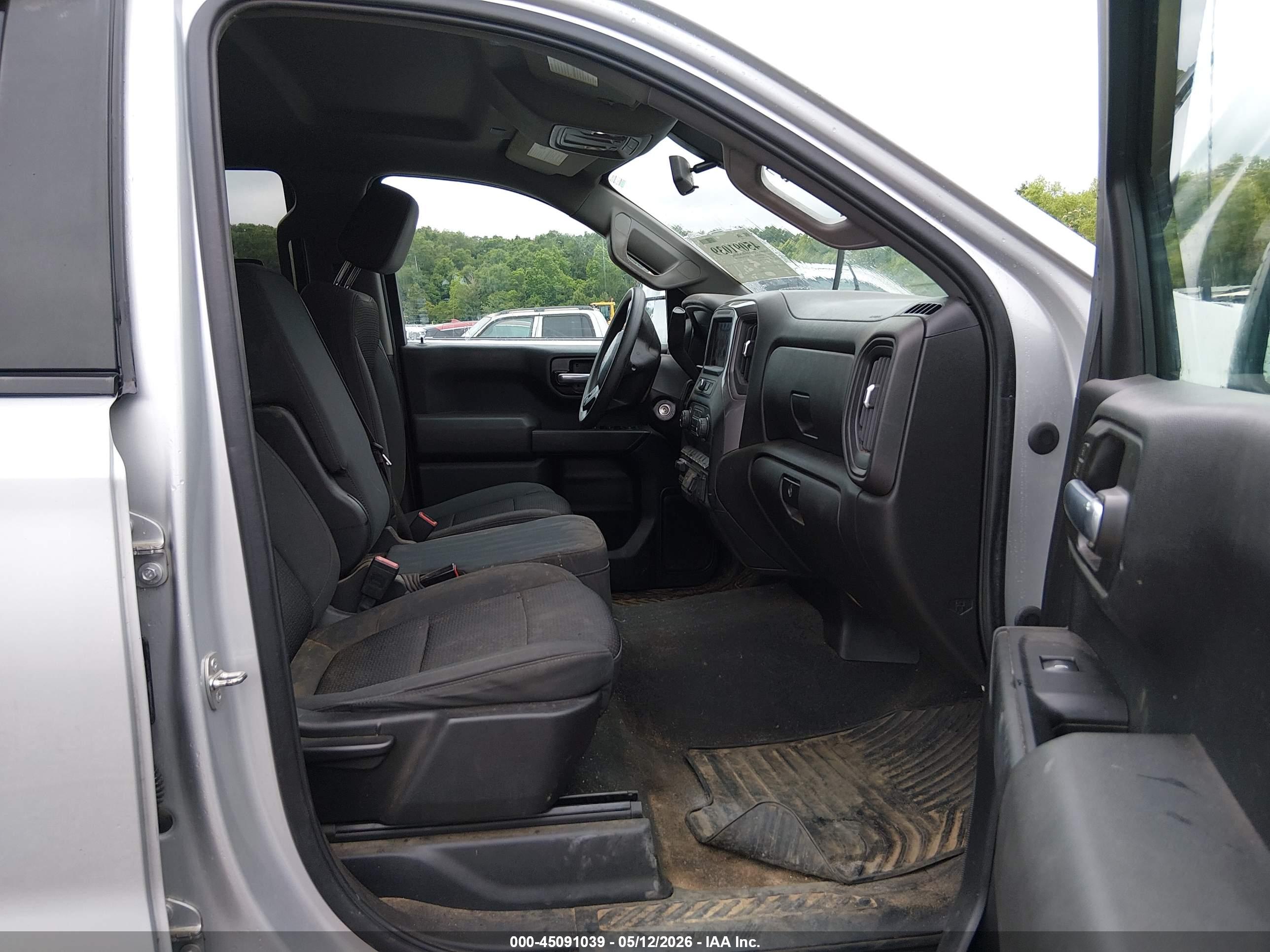 CHEVROLET SILVERADO image 5