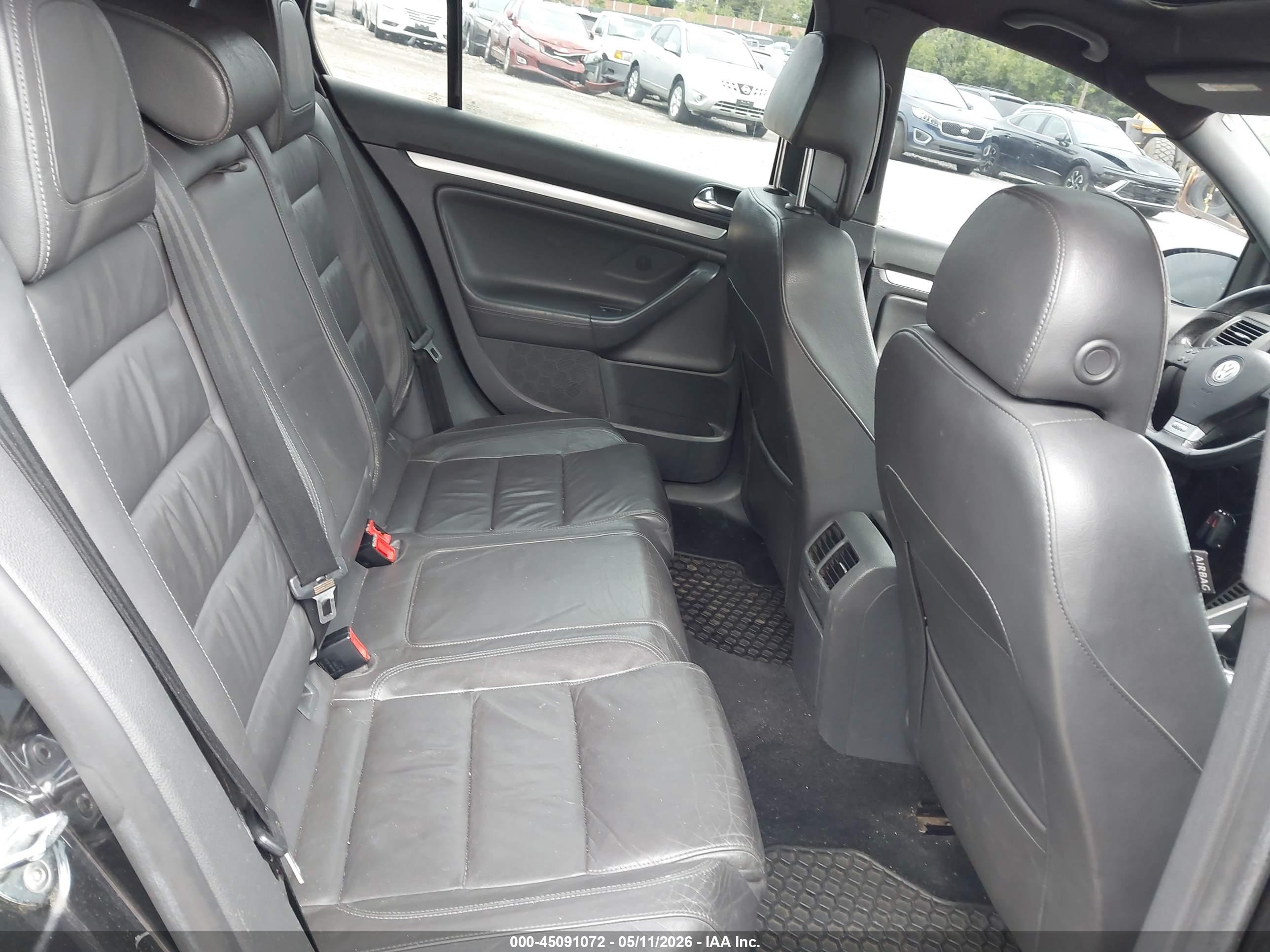 VOLKSWAGEN GTI image 8