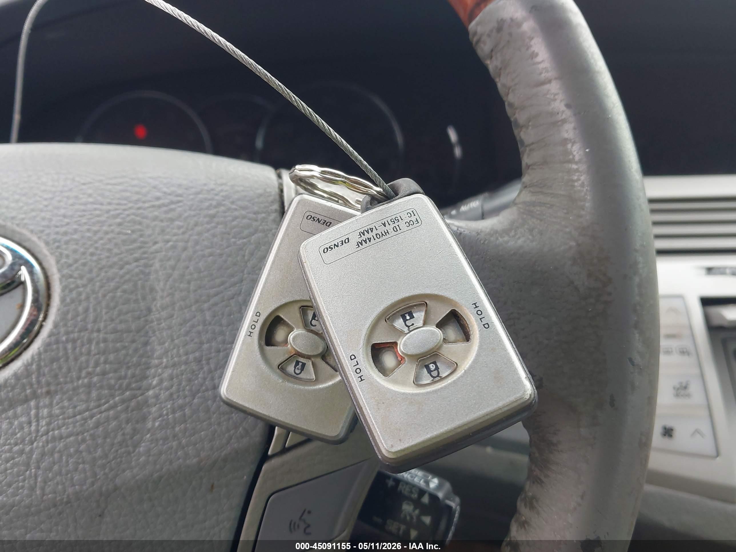 TOYOTA AVALON image 11