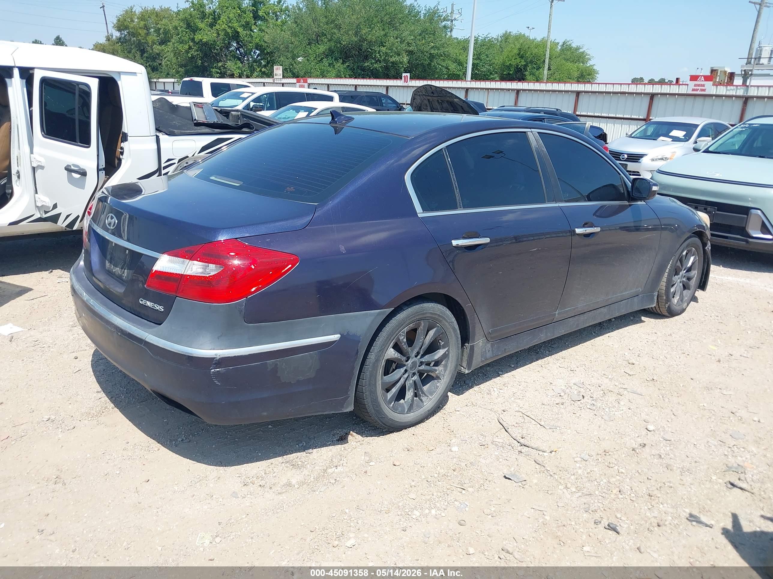 HYUNDAI GENESIS image 4