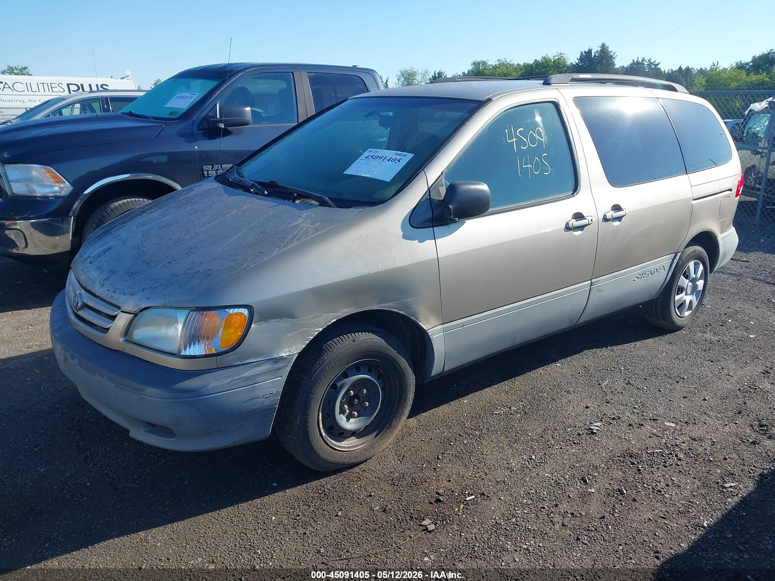 TOYOTA SIENNA image 2