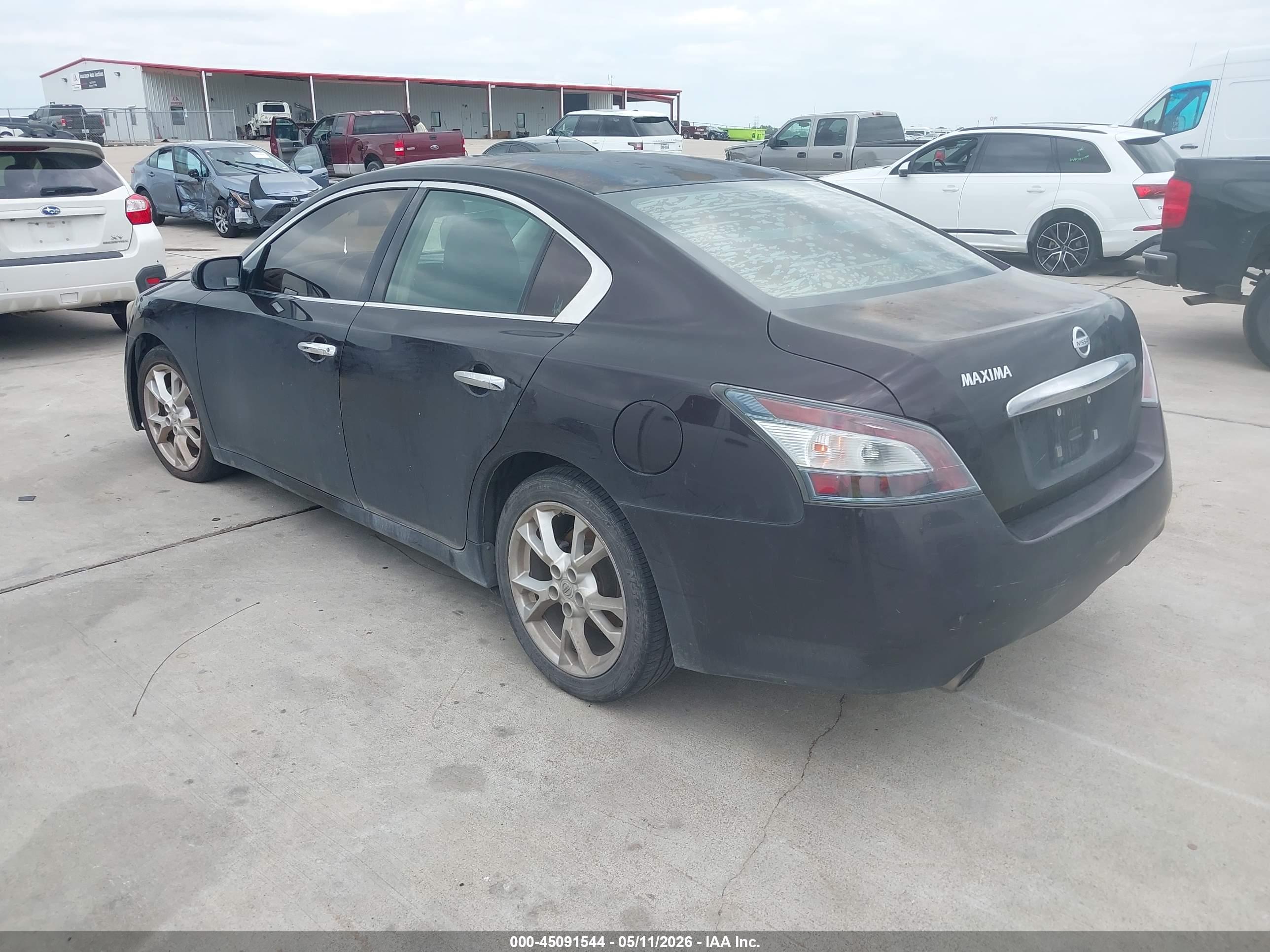 NISSAN MAXIMA image 3