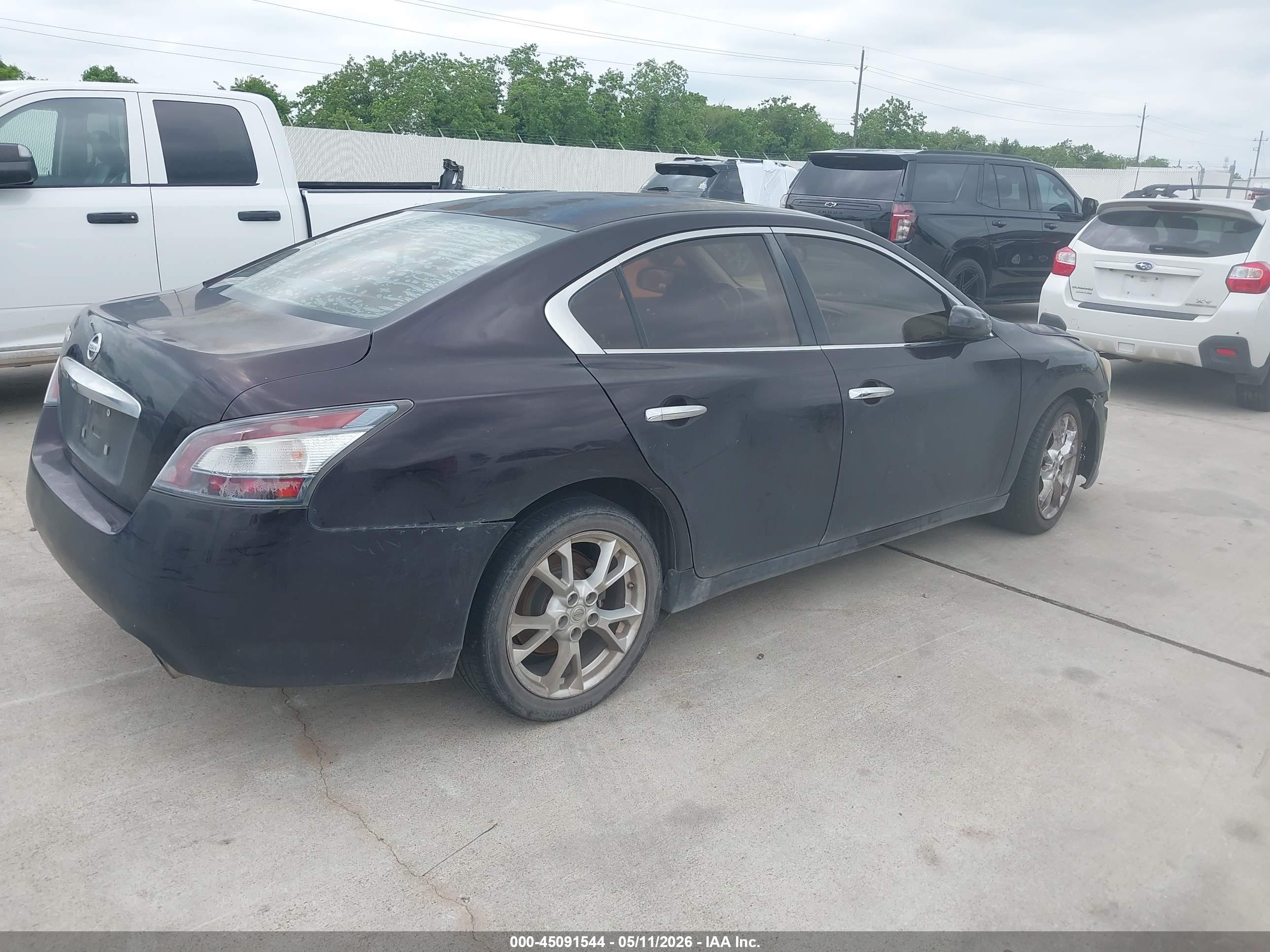 NISSAN MAXIMA image 4