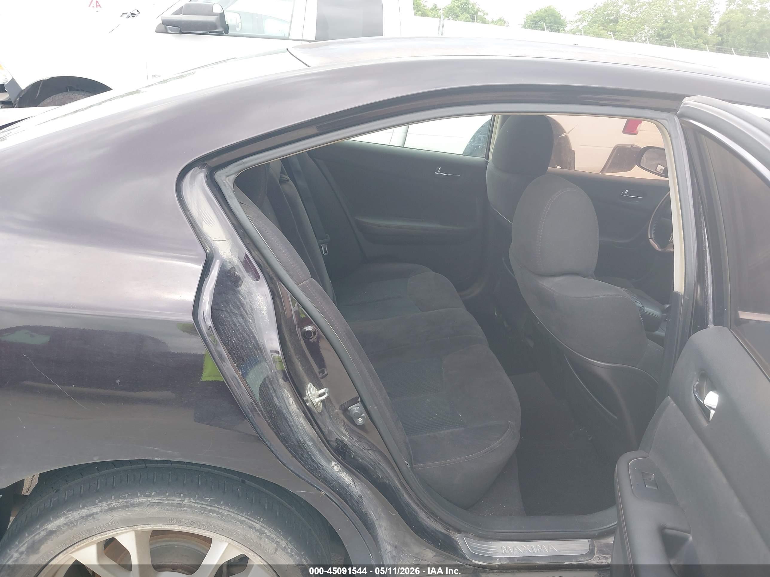 NISSAN MAXIMA image 8