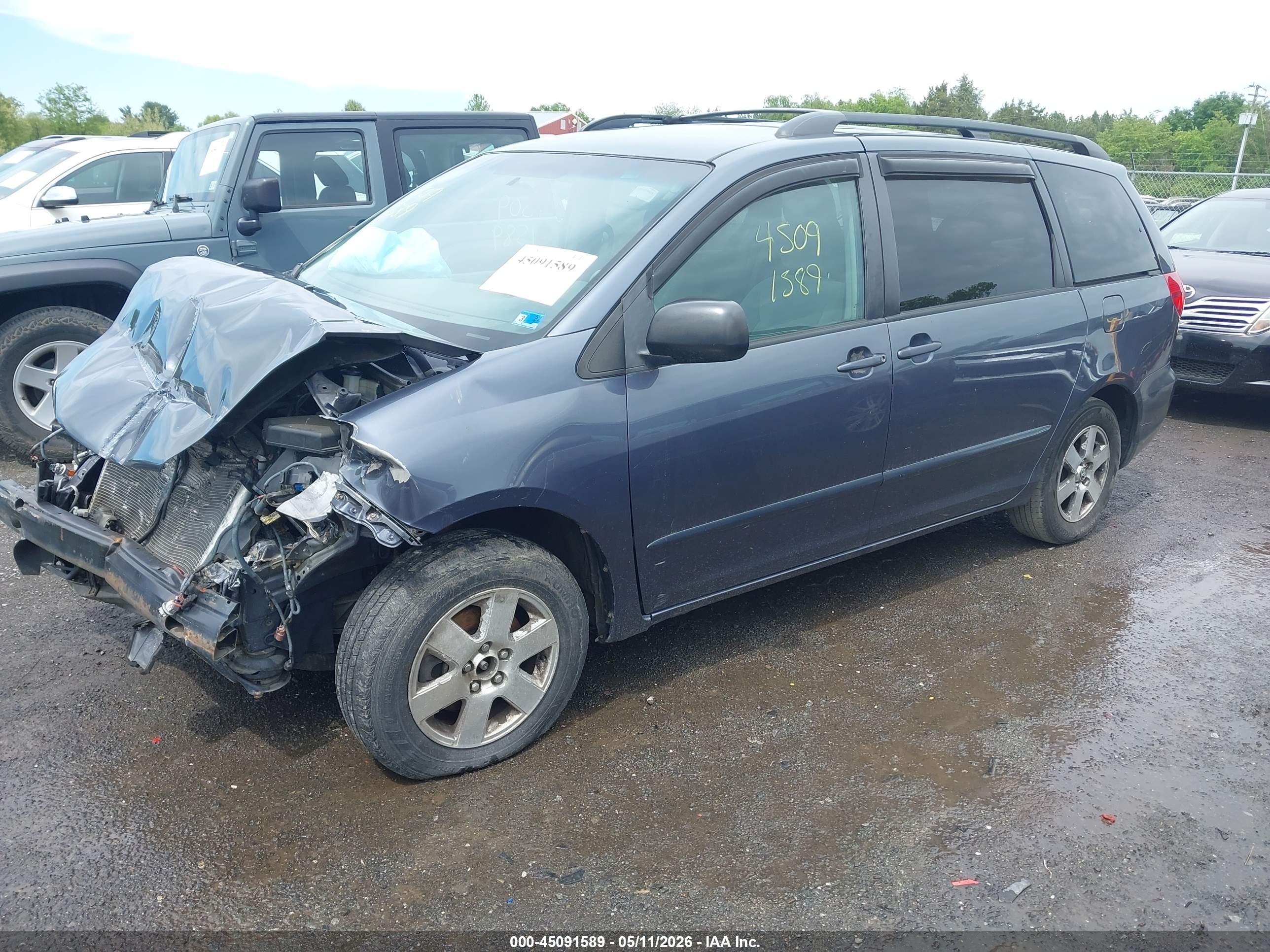 TOYOTA SIENNA image 2